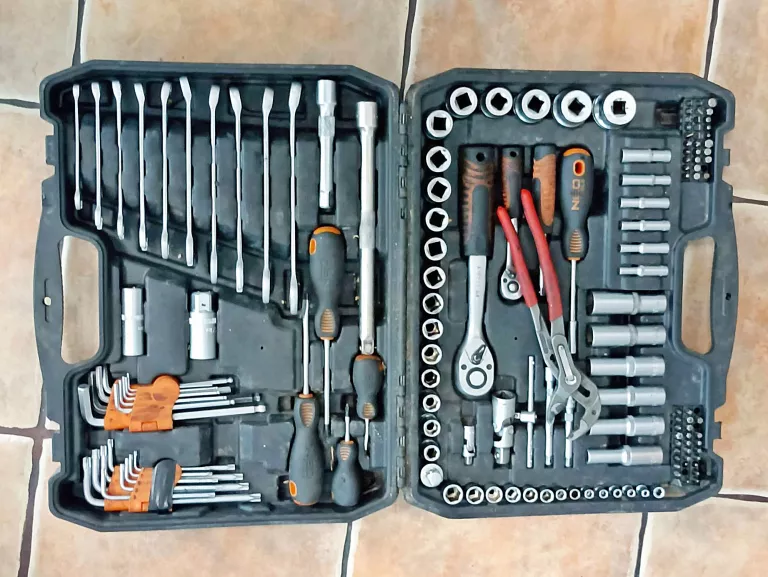 ZESTAW KLUCZY NASADOWYCH I BITÓW NEO TOOLS 150 EL. WALIZKA