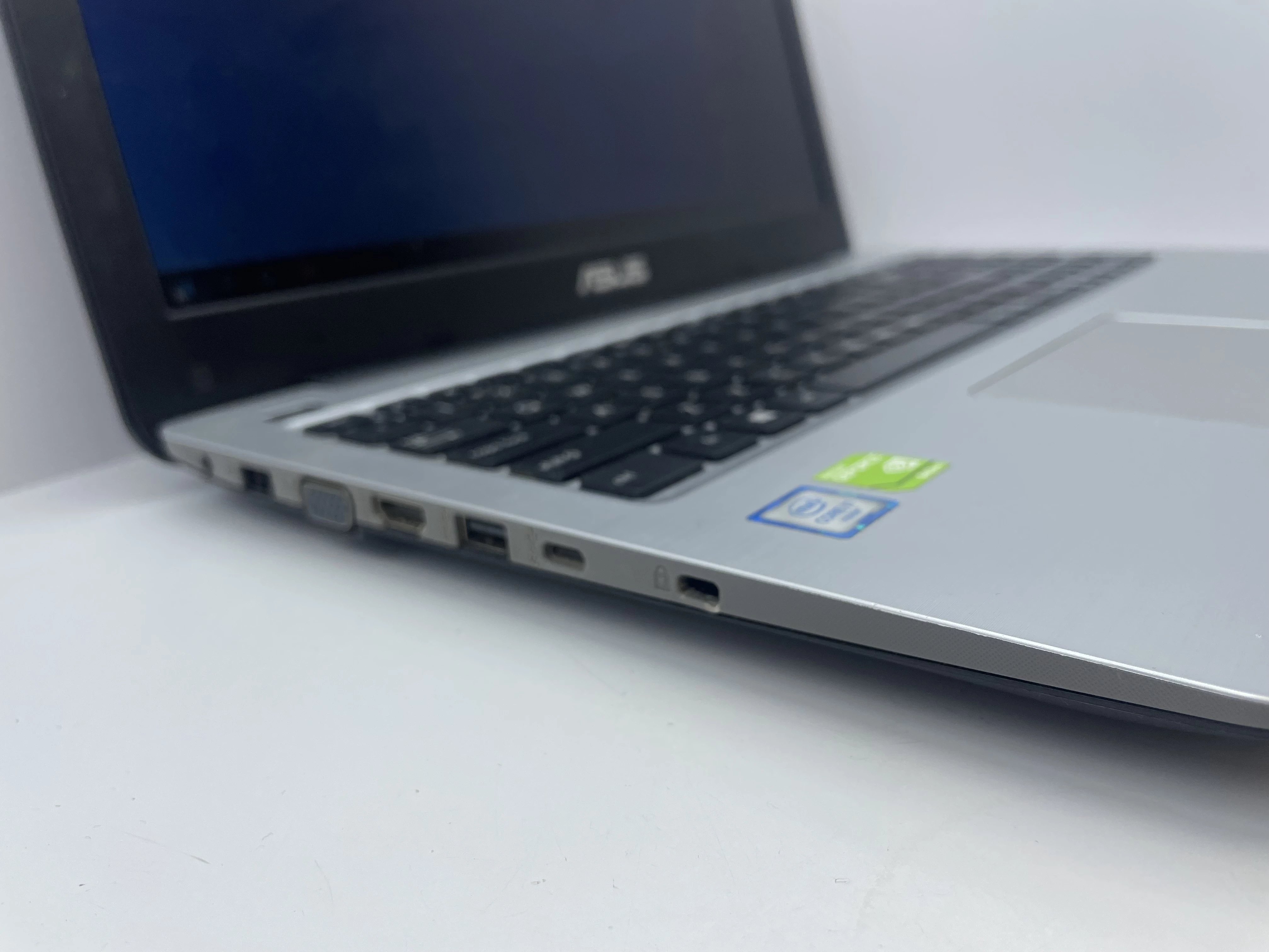 laptop-asus-a556u-i7-stan-uzywany