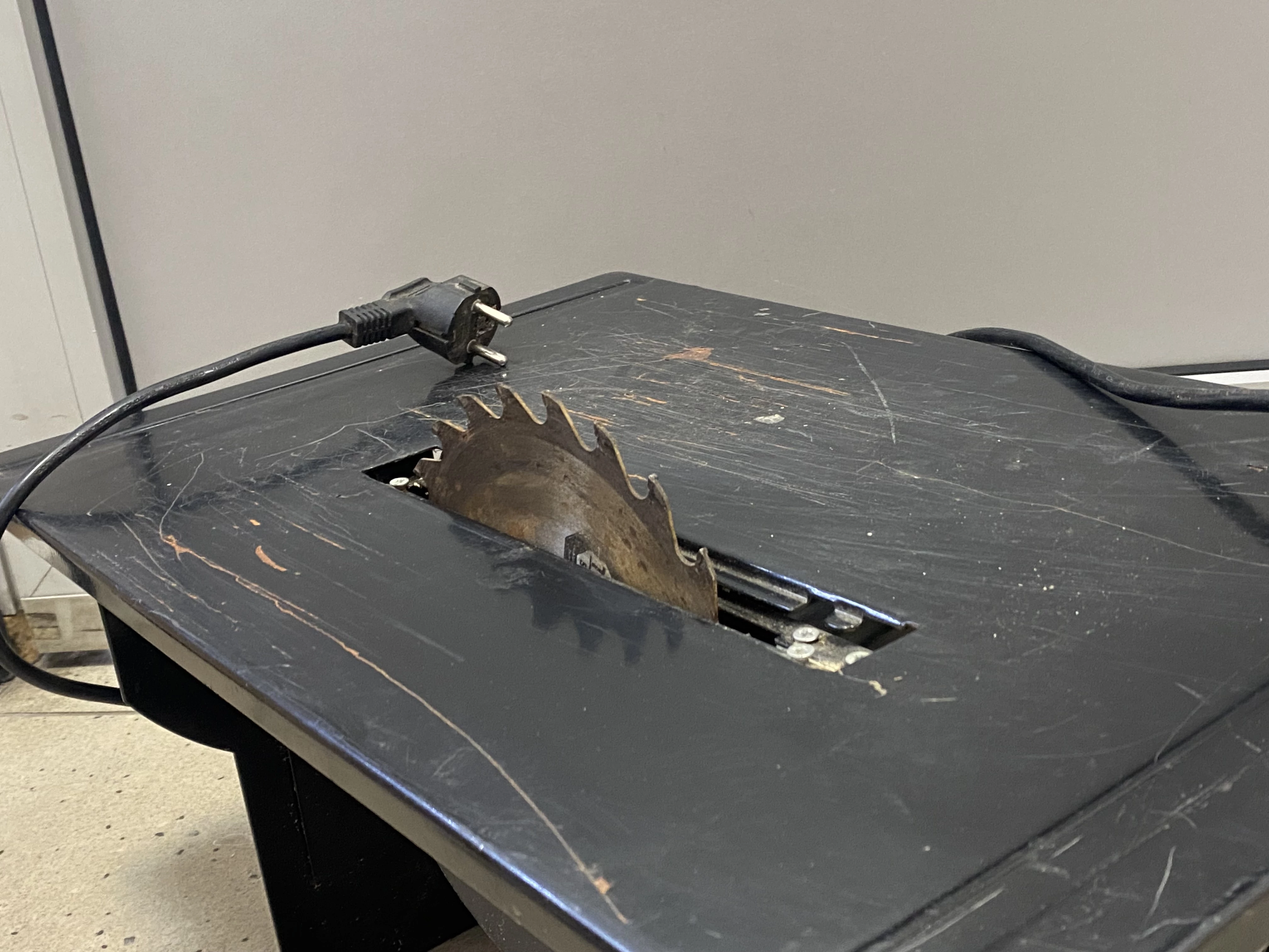 krajzega-pila-stolowa-tooltec-600w-marka-tooltec