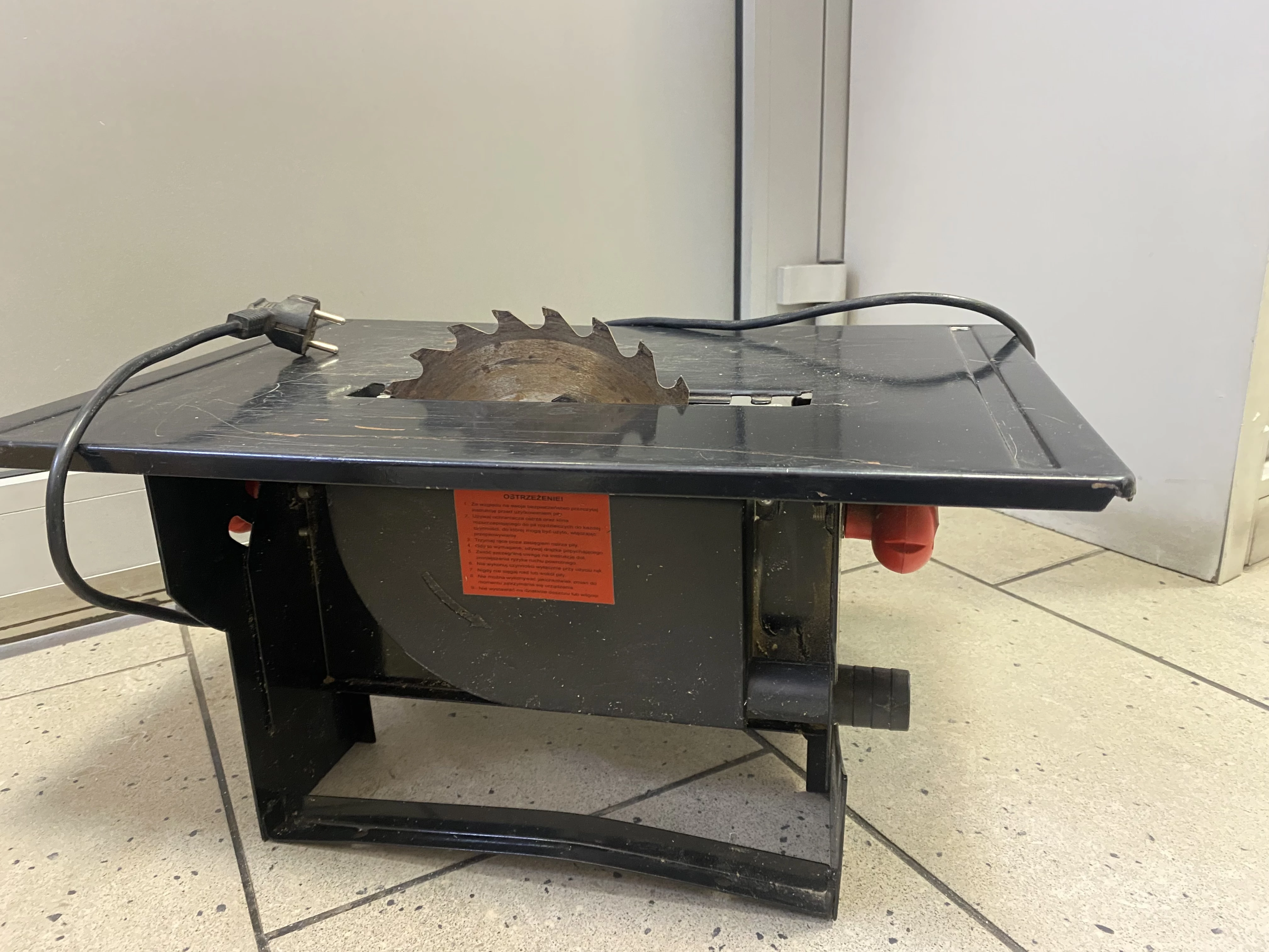 krajzega-pila-stolowa-tooltec-600w-stan-uszkodzony