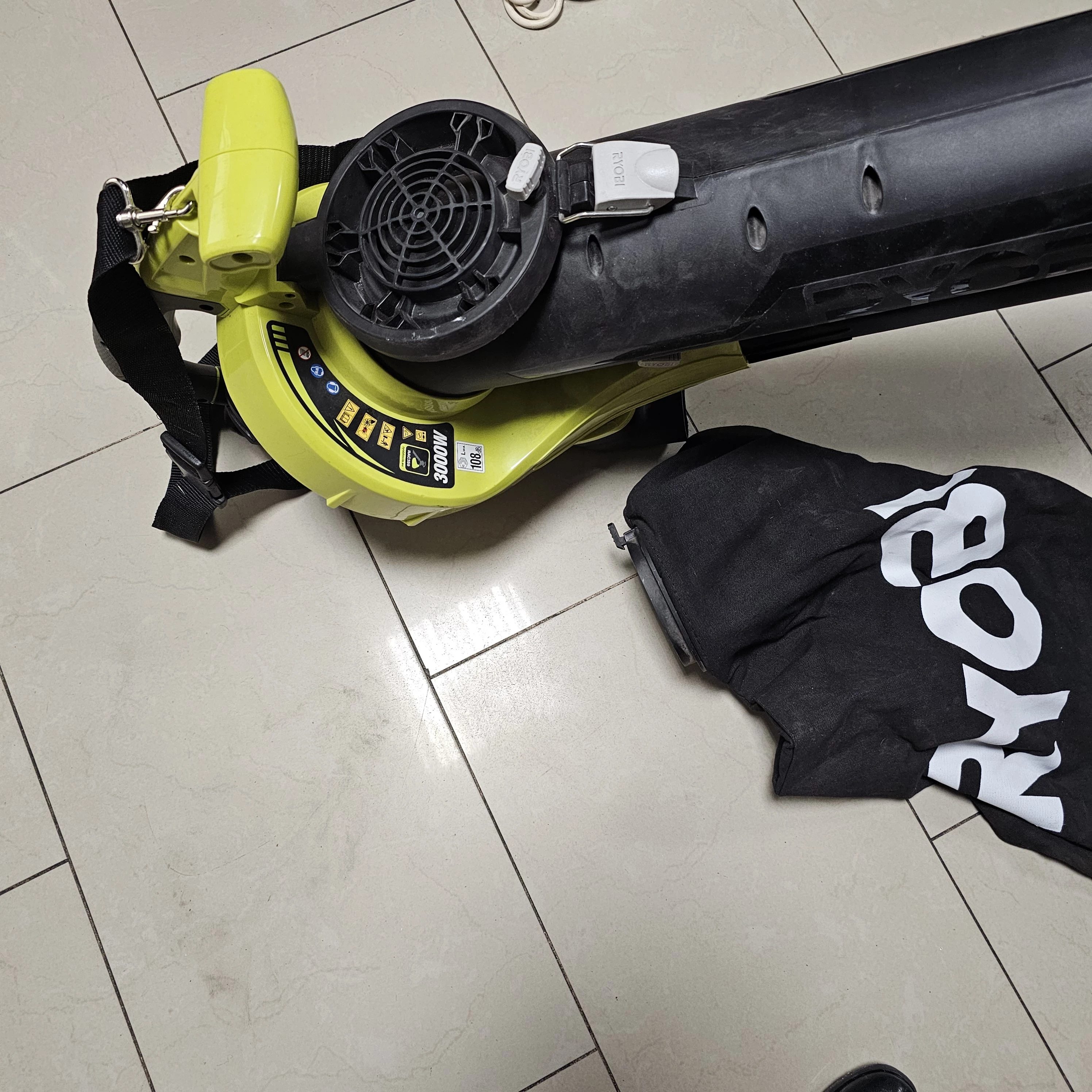 dmuchawa-odkurzacz-do-lisci-rbv3000cesv-ryobi-stan-11323-2