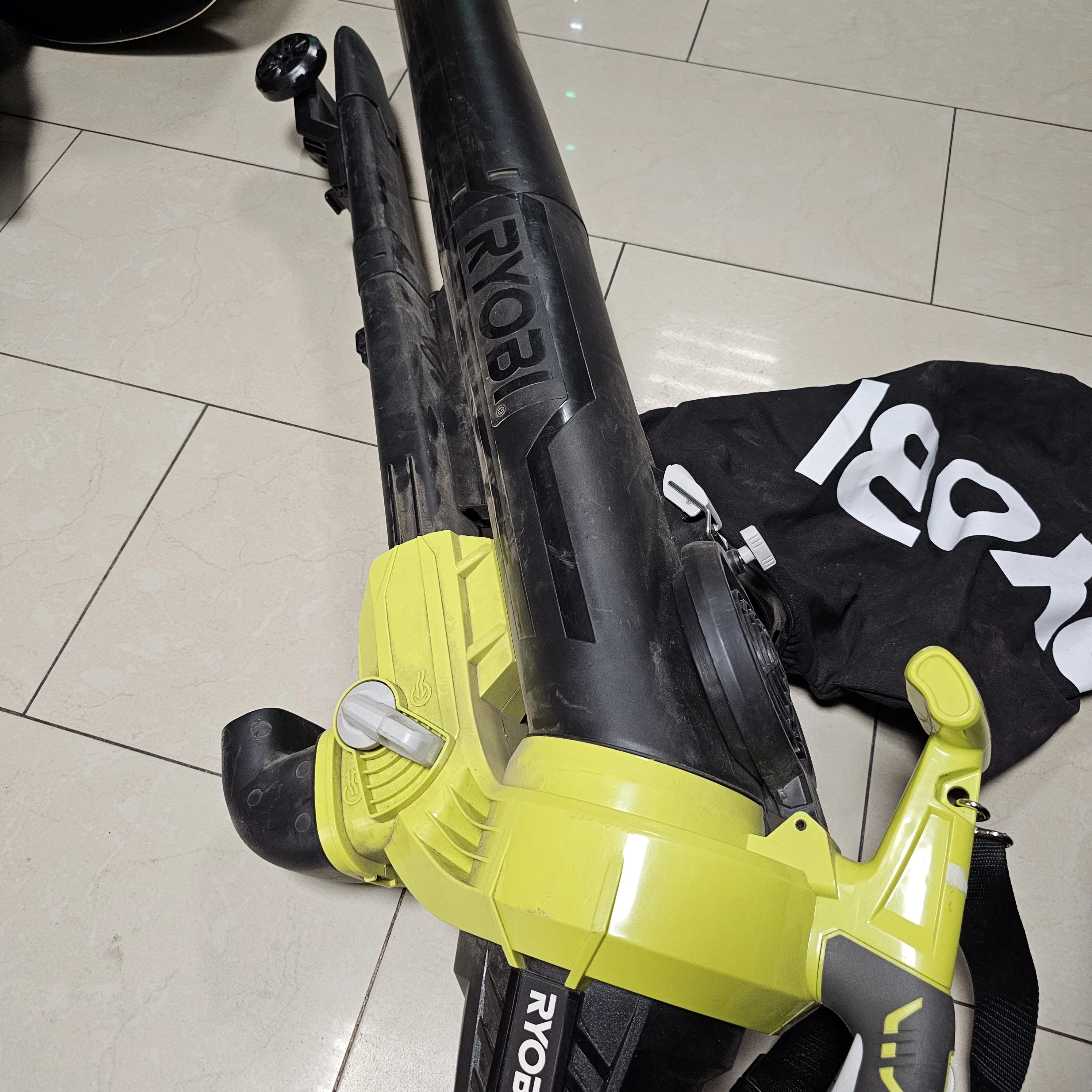 dmuchawa-odkurzacz-do-lisci-rbv3000cesv-ryobi-wydajnosc-120