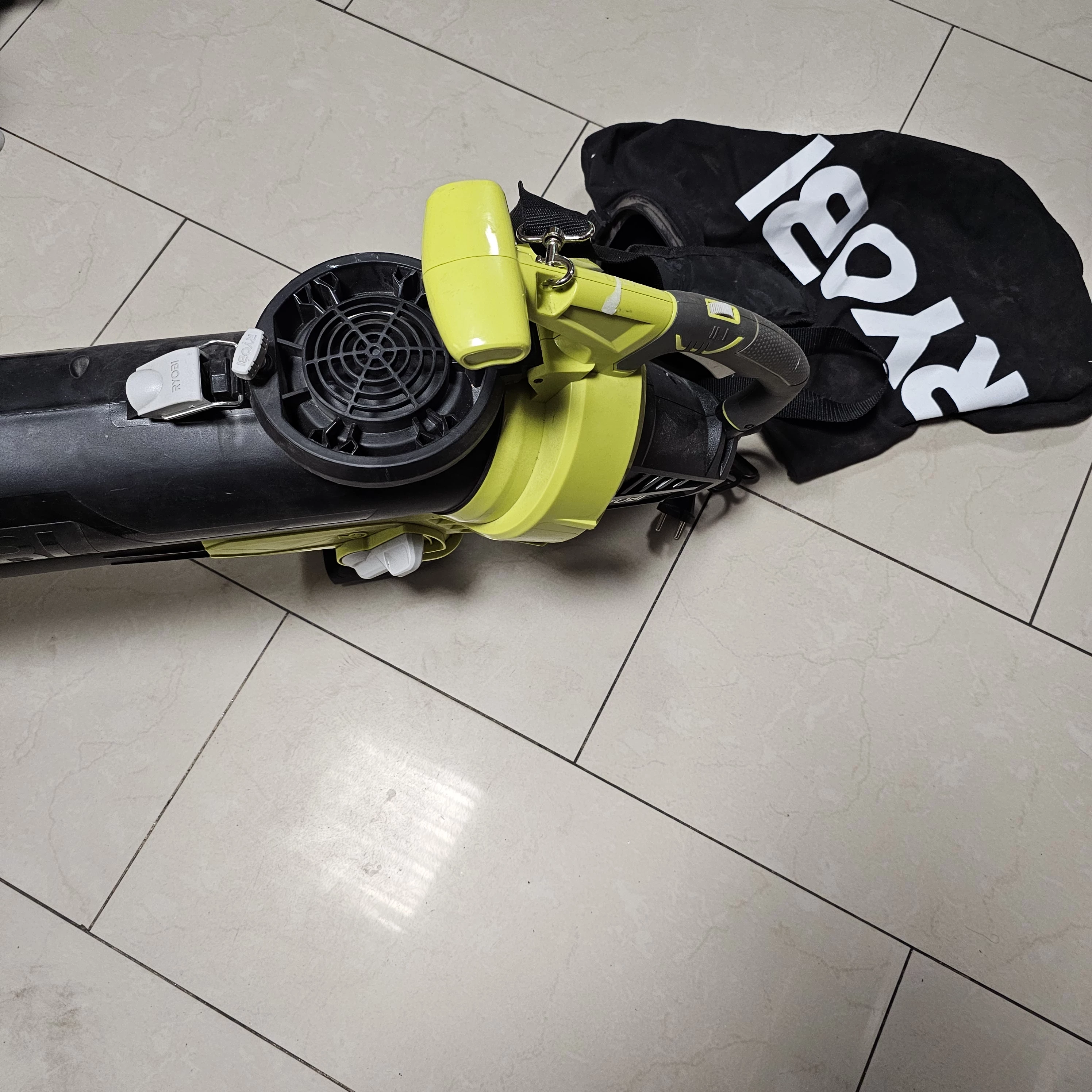 dmuchawa-odkurzacz-do-lisci-rbv3000cesv-ryobi-predkosc-przeplywu-powietrza-12