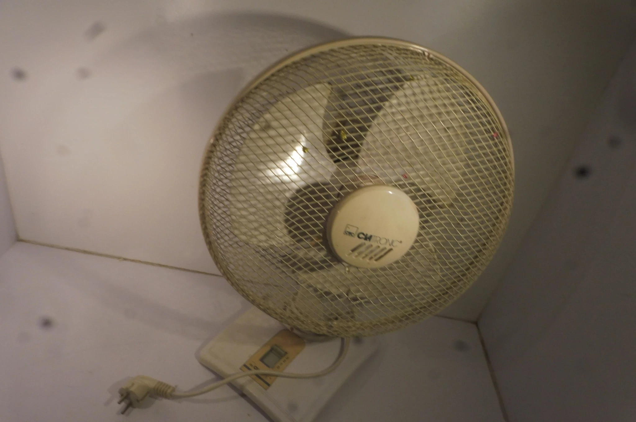 wiatrak-bialy-kod-producenta-wiatrak-biurkowy-obrotowy-cichy