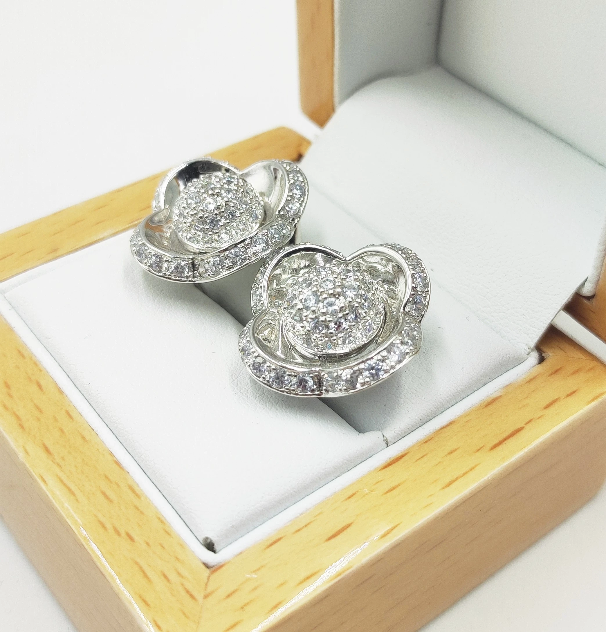 srebrne-kolczyki-w-ksztalcie-kwiatkow-w993gr-pr925-stan-nie-wymaga-renowacji