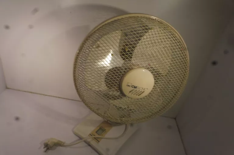 wiatrak-bialy-kod-producenta-wiatrak-biurkowy-obrotowy-cichy