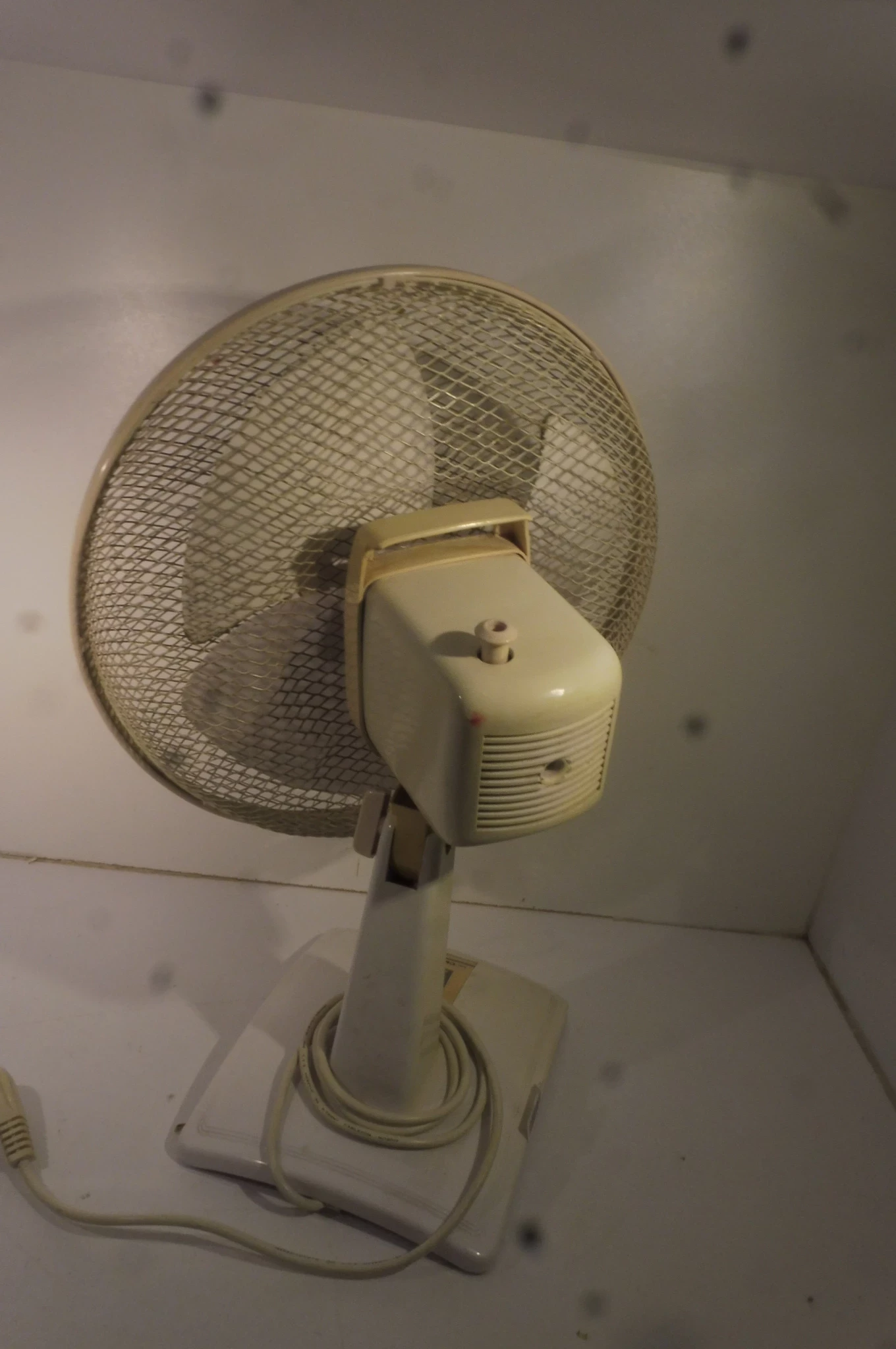 wiatrak-bialy-rodzaj-wentylatora-inny