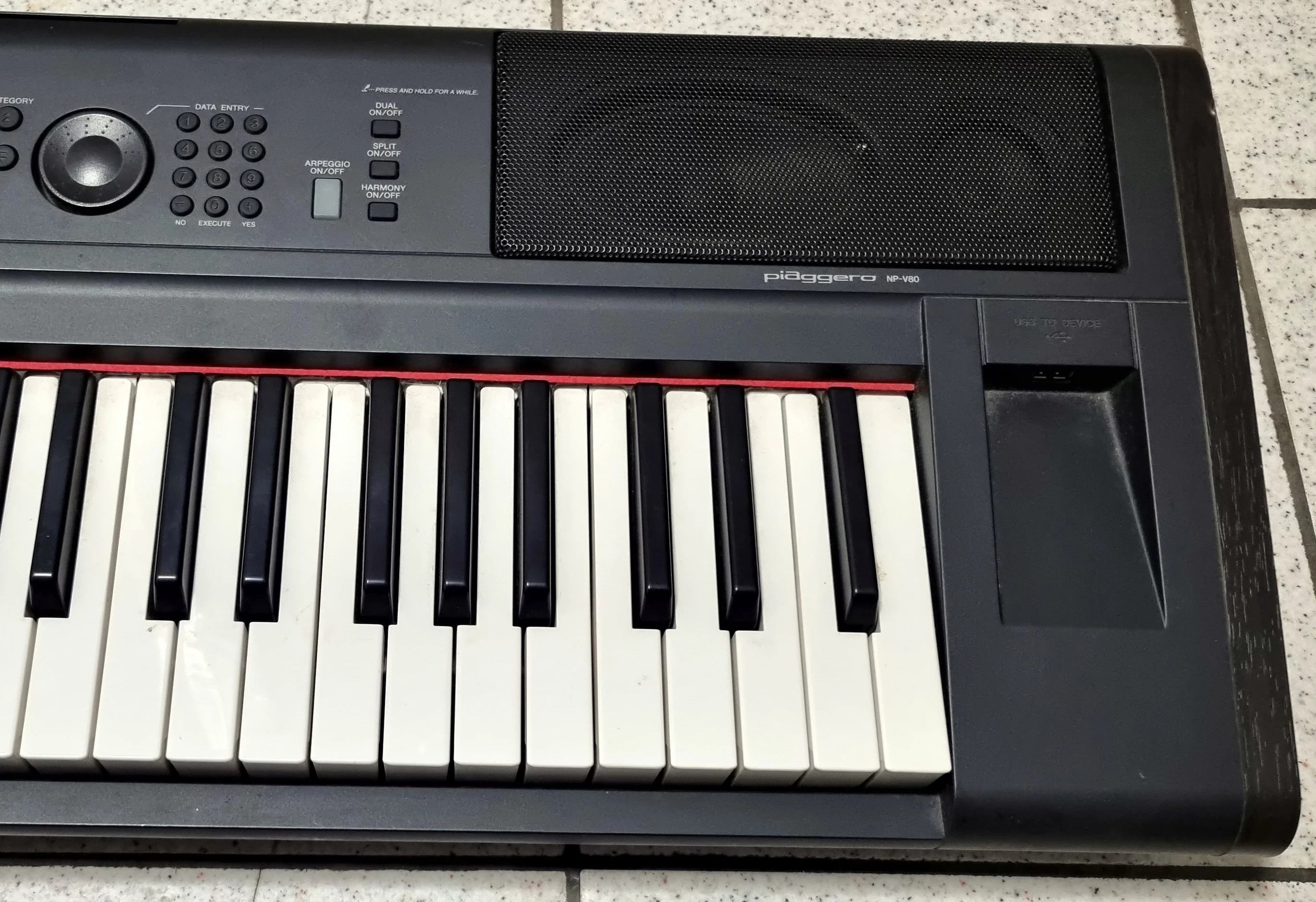 pianino-yamaha-np-v80-opis-model-np-v80