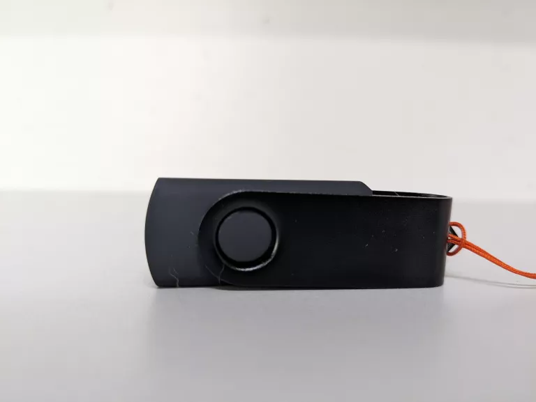 PENDRIVE 16GB CZARNY + SMYCZ