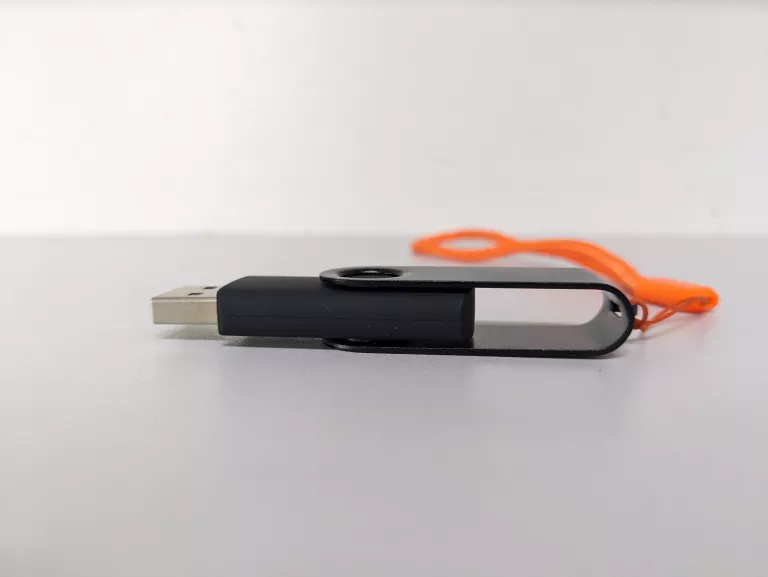PENDRIVE 16GB CZARNY + SMYCZ