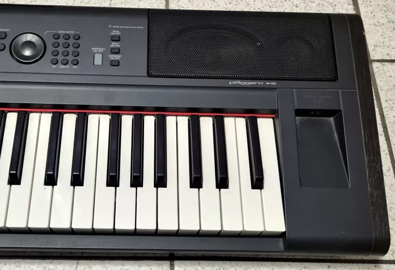 pianino-yamaha-np-v80-opis-model-np-v80