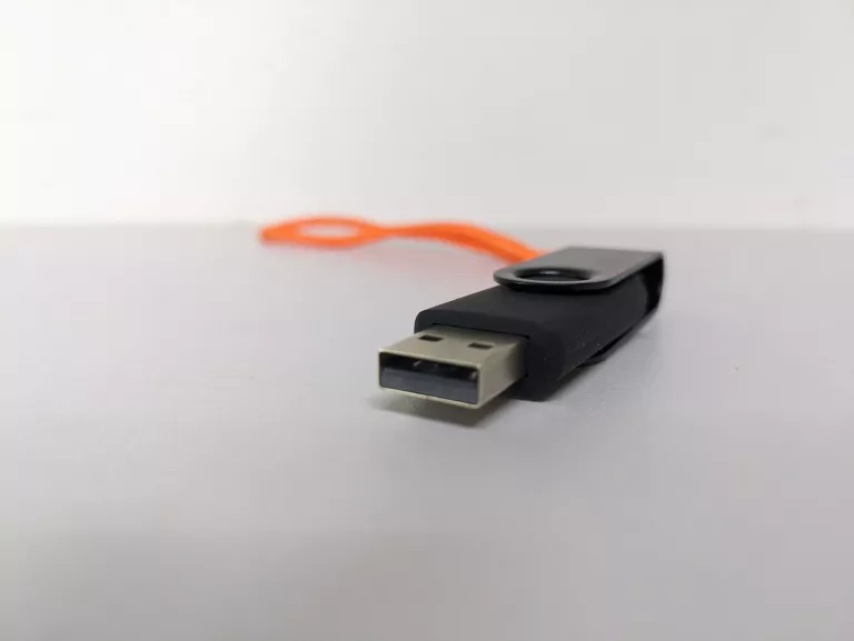 PENDRIVE 16GB CZARNY + SMYCZ