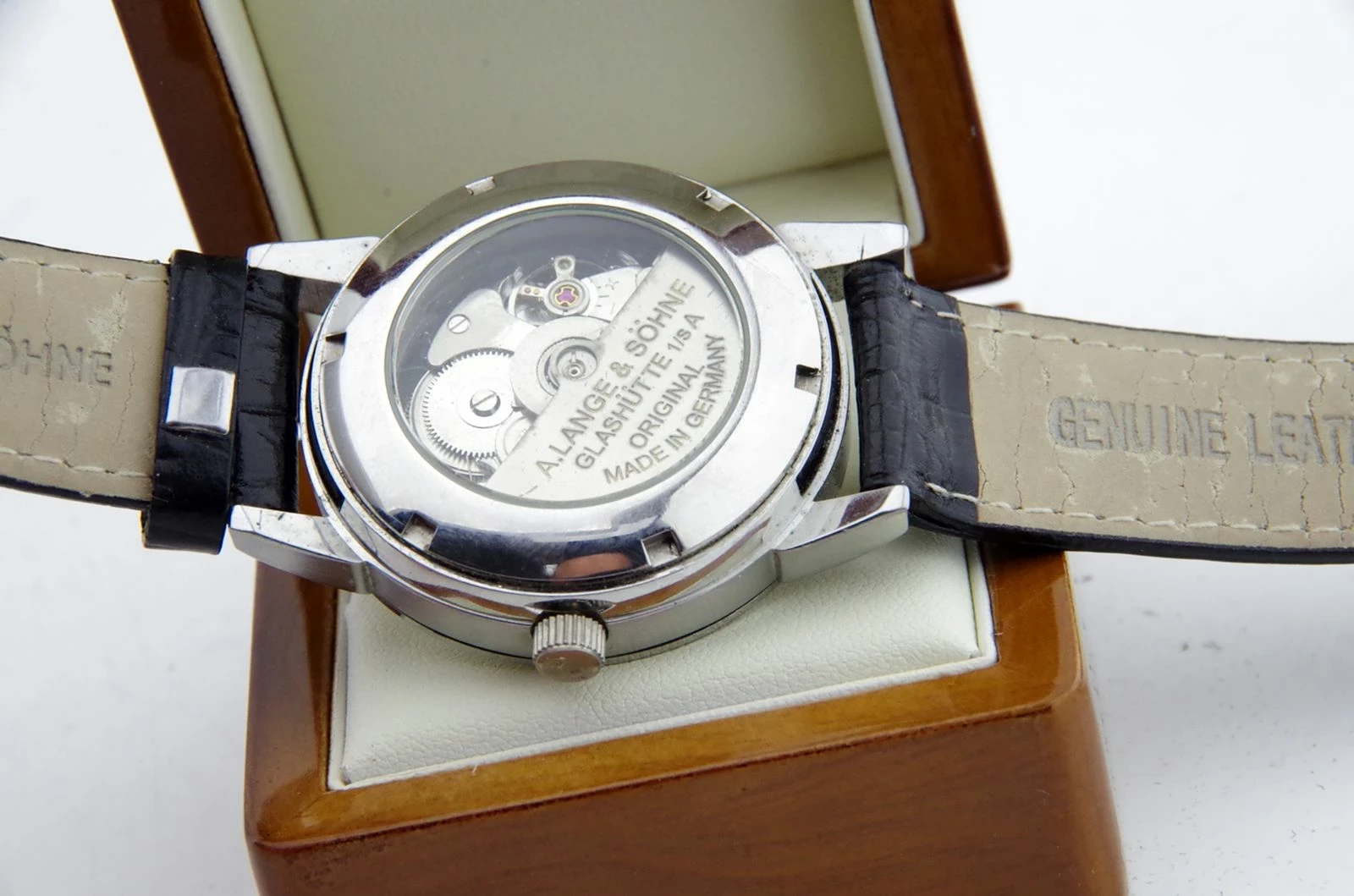 zegarek-alange-sohne-glashutte-1-sa-sax-o-mat-ksztalt-koperty-okragla