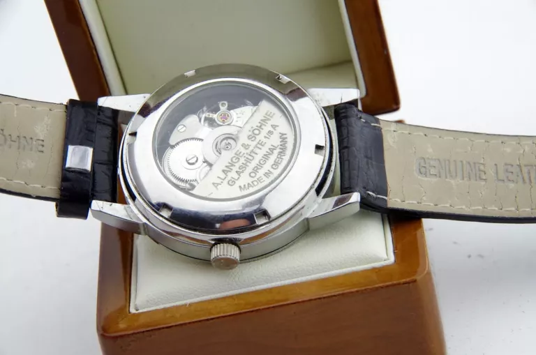 zegarek-alange-sohne-glashutte-1-sa-sax-o-mat-ksztalt-koperty-okragla