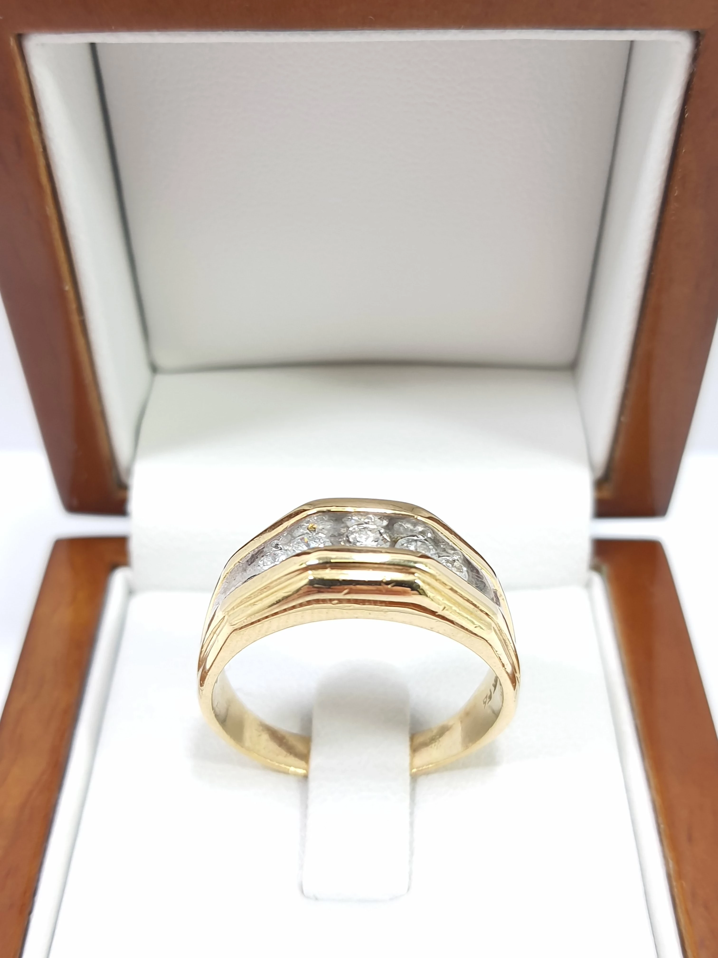 zloty-sygnet-pierscionek-585-diamenty-brylanty-040ct-rozmiar-28-certyfika-kolor-dominujacy-zloty