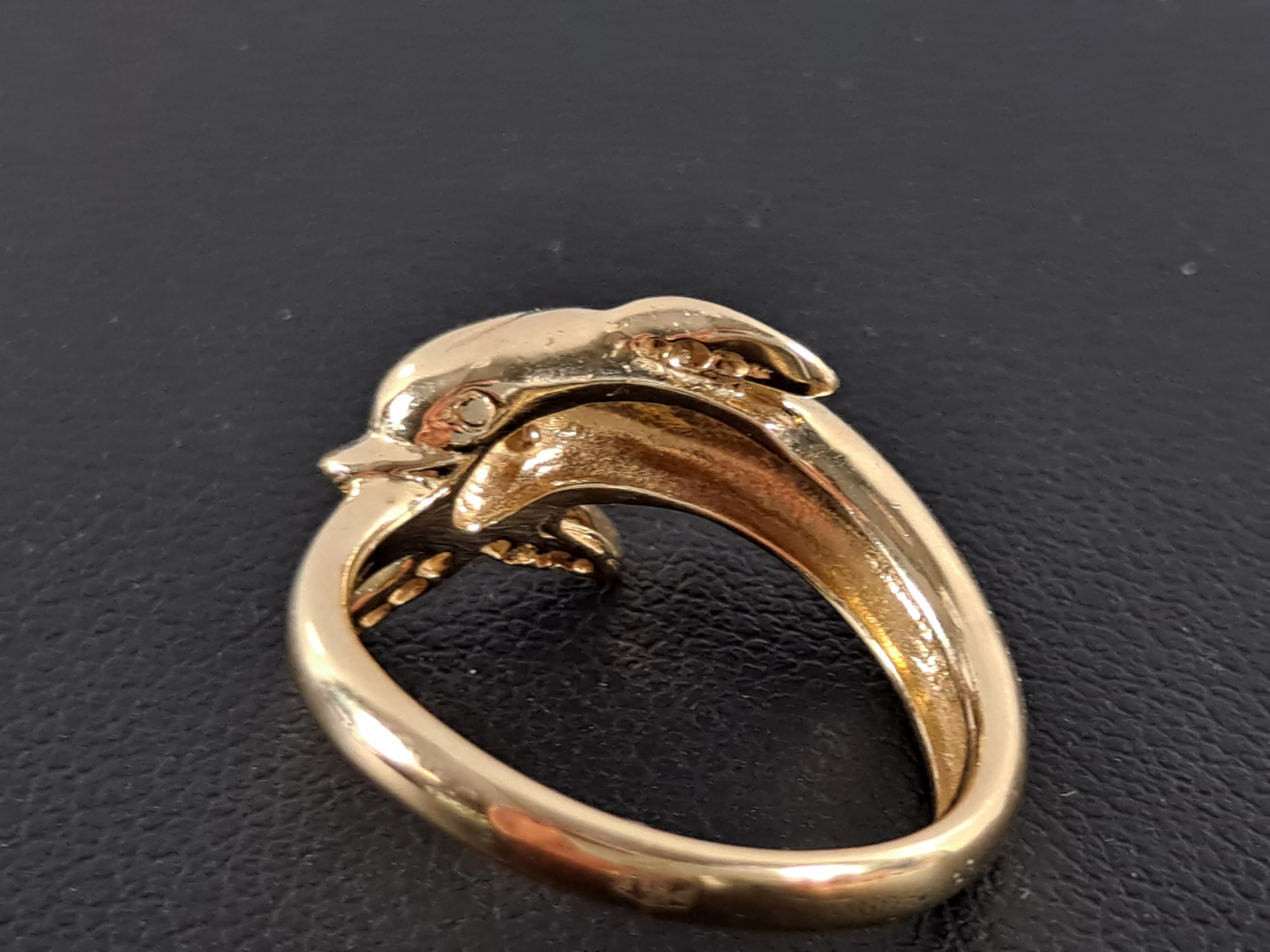 zloty-pierscionek-delfin-brylanty-007ct-585-460g-r9-cechy-brak