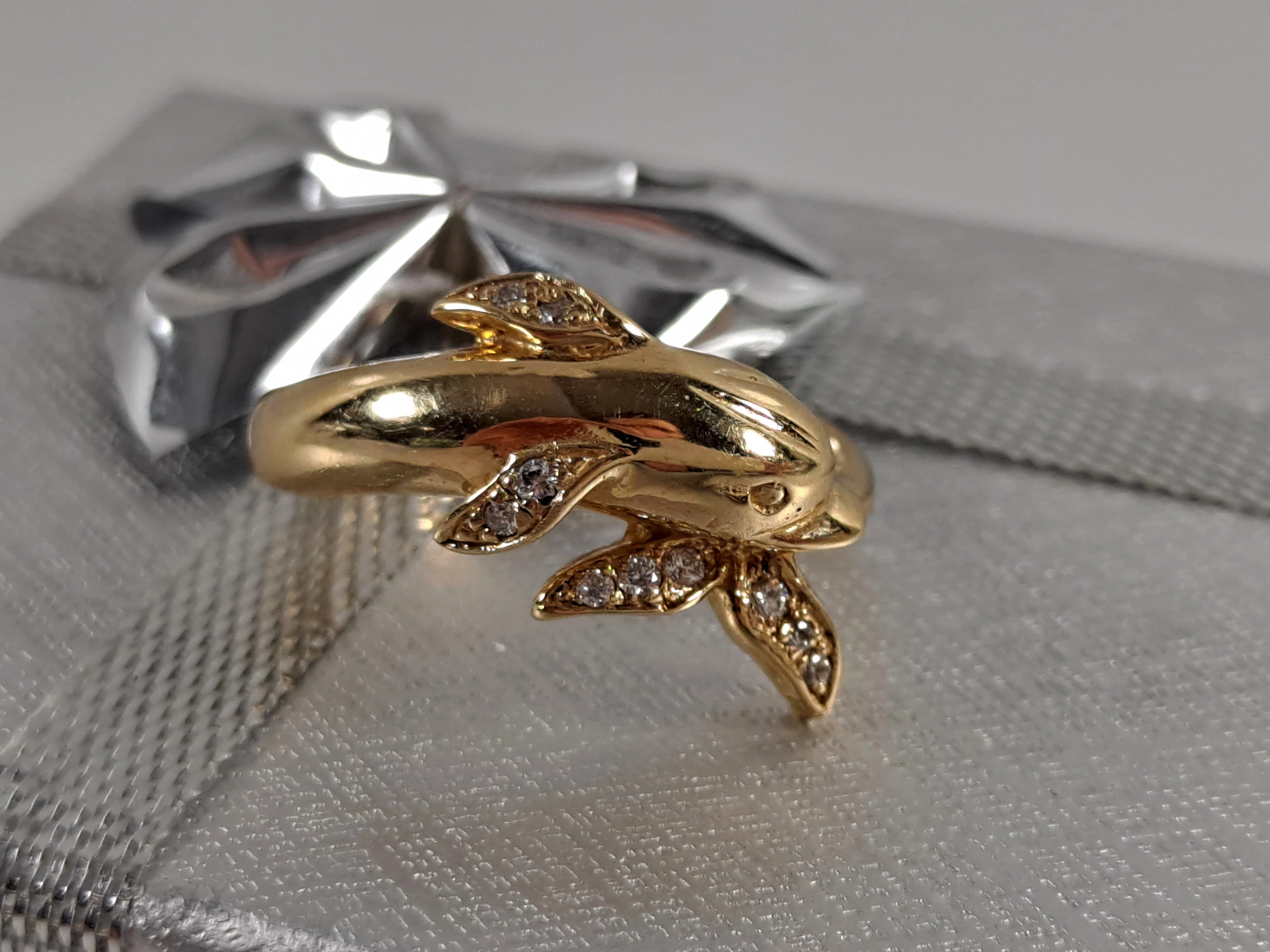 zloty-pierscionek-delfin-brylanty-007ct-585-460g-r9-ean-gtin-5903772051650