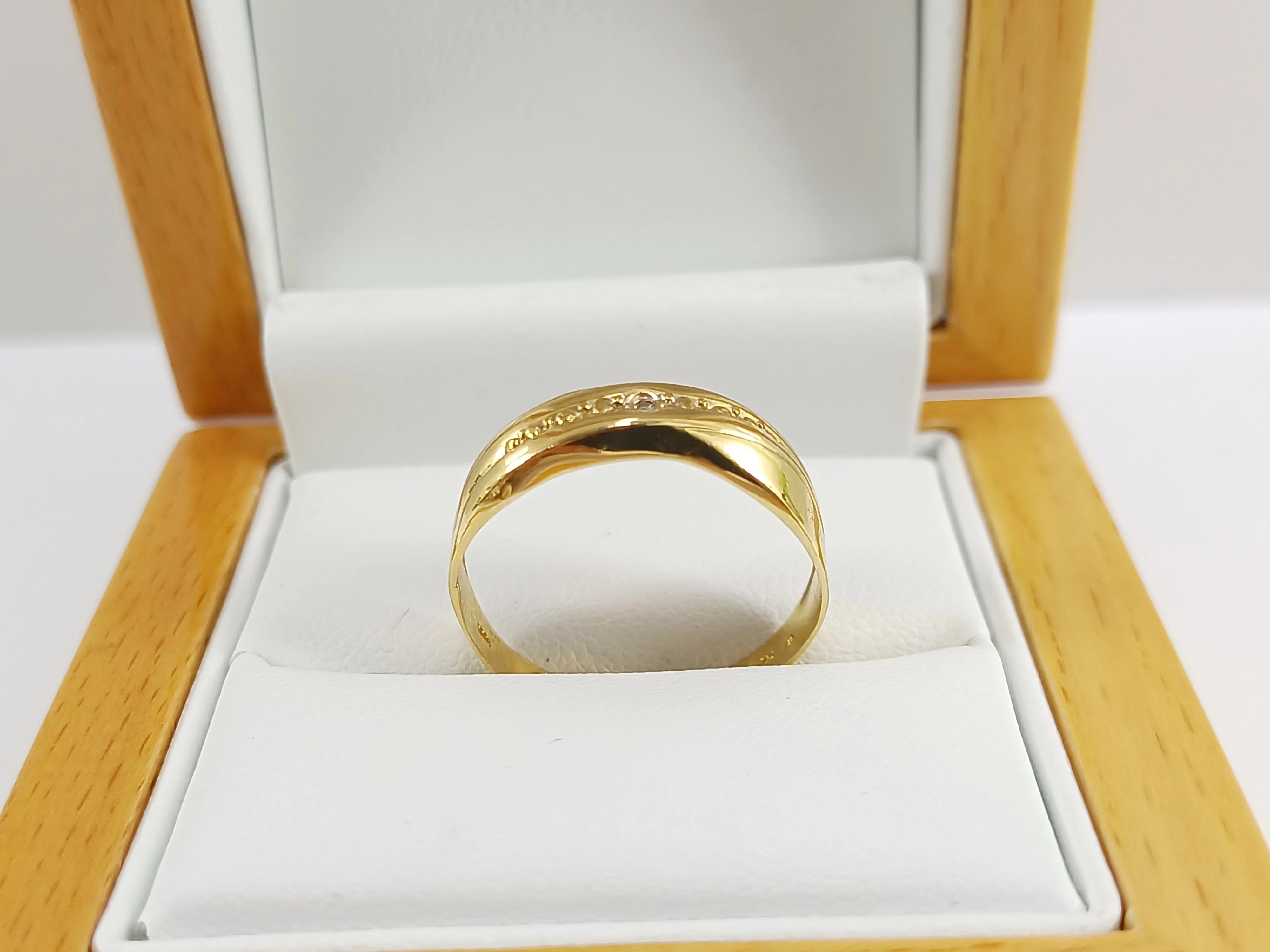 zloty-obraczkowy-pierscionek-176g-750-rozmiar-18-z-diamentem-kolor-dominujacy-zloty