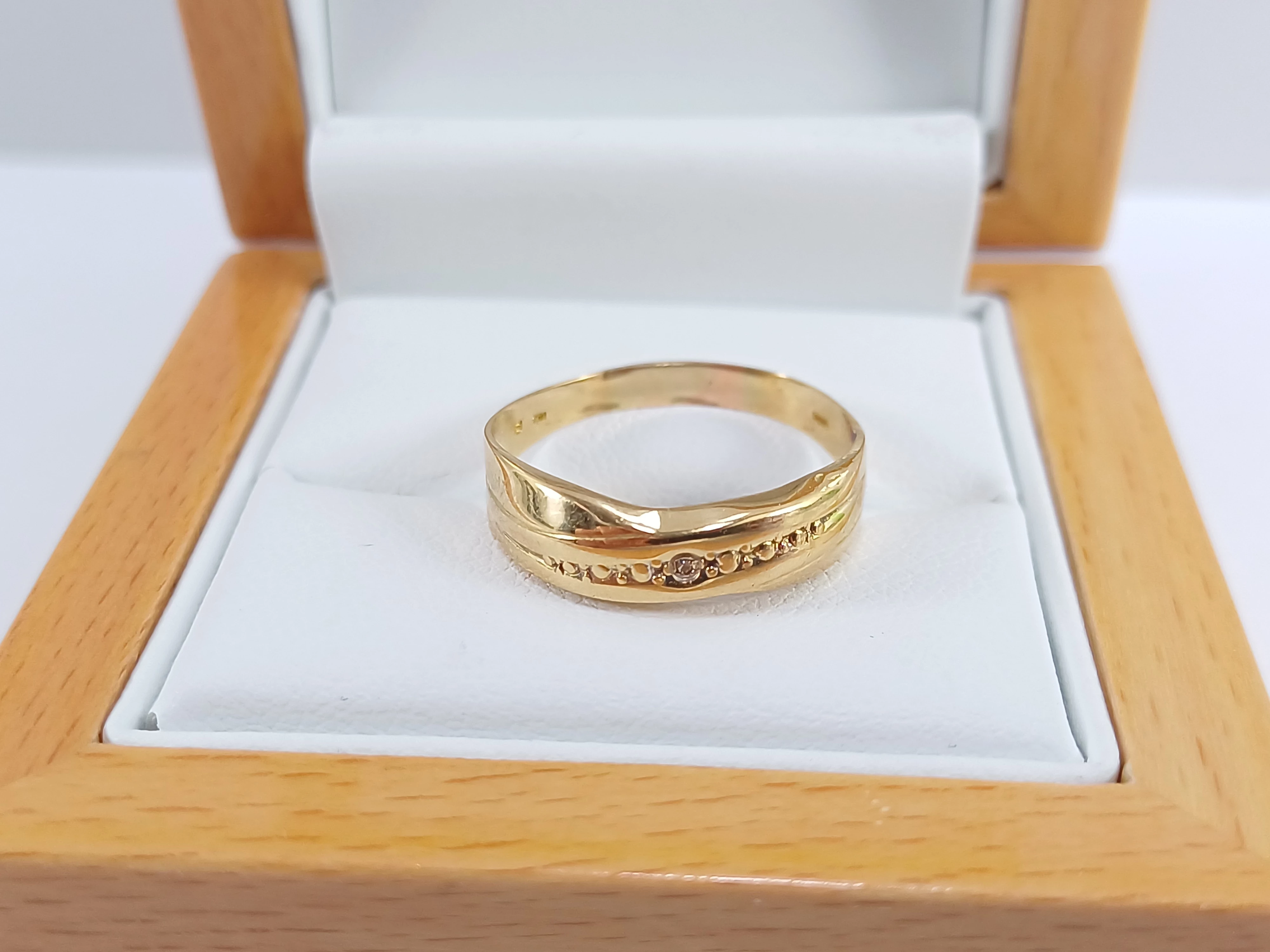 zloty-obraczkowy-pierscionek-176g-750-rozmiar-18-z-diamentem-marka-inna-marka