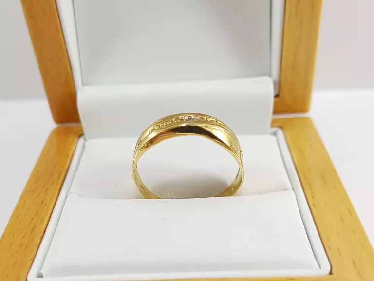 zloty-obraczkowy-pierscionek-176g-750-rozmiar-18-z-diamentem-kolor-dominujacy-zloty