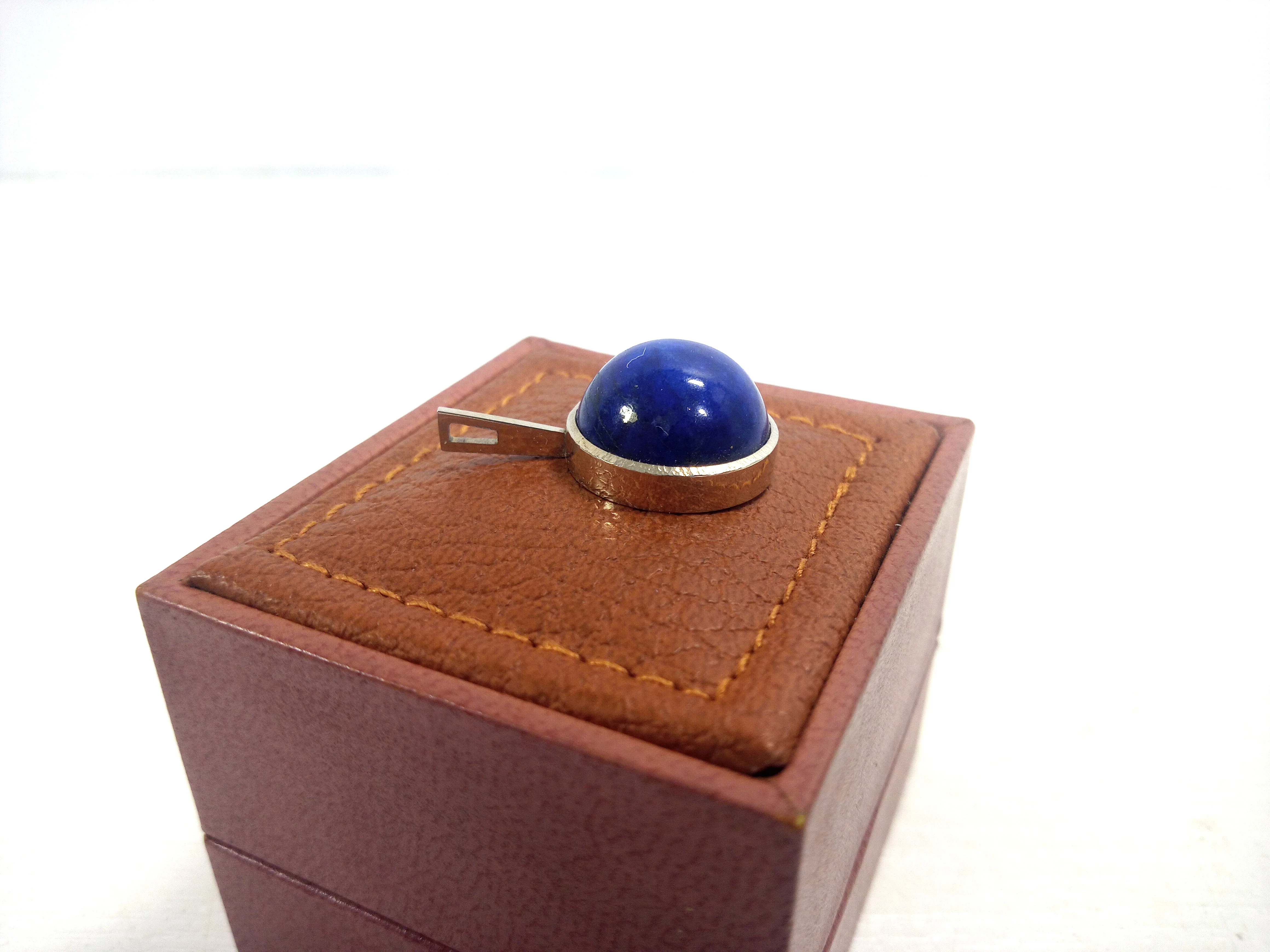 piekny-wisiorek-z-bialego-zlota-oko-posejdona-material-dominujacy-zloto