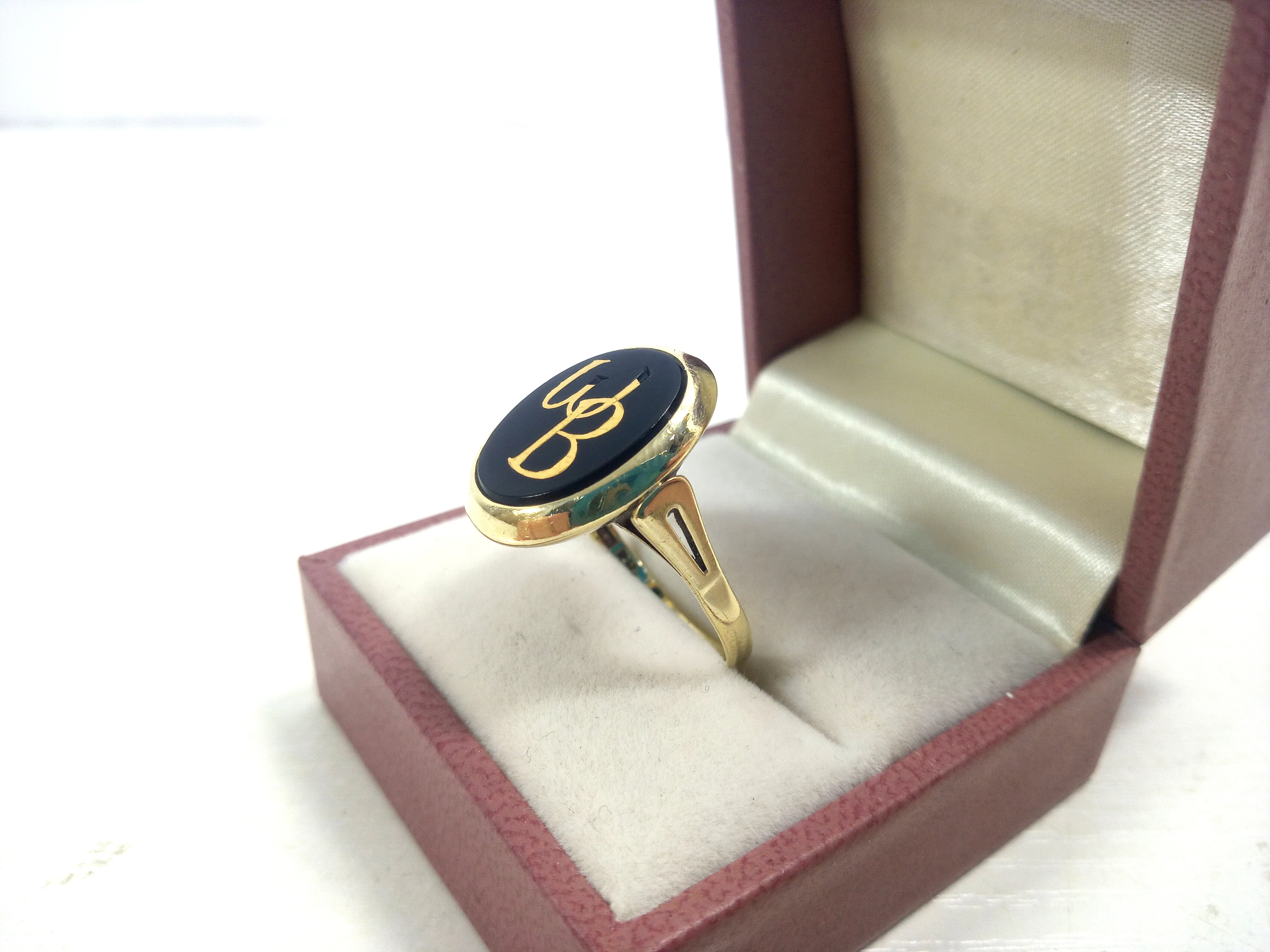 ciekawy-zloty-pierscionek-inicjaly-w-b-kamienie-z-innym-kamieniem