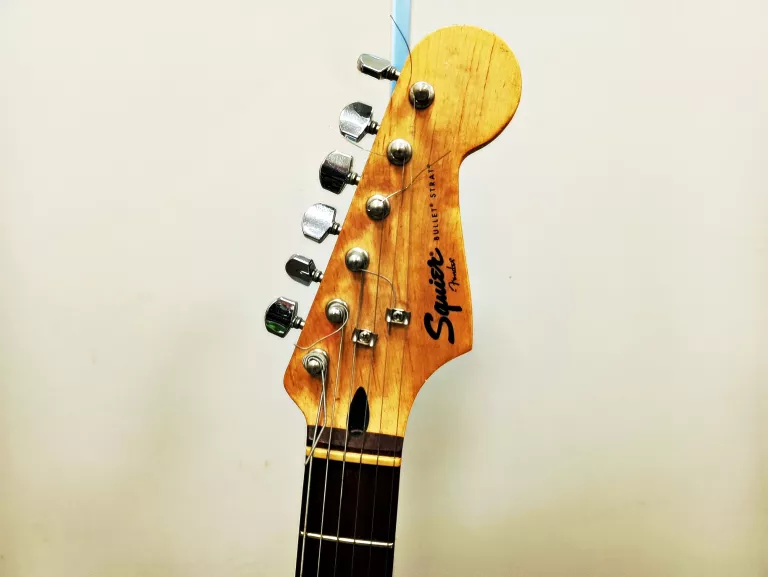 GITARA ELEKTRYCZNA FENDER SQUIER BULLET STRAT