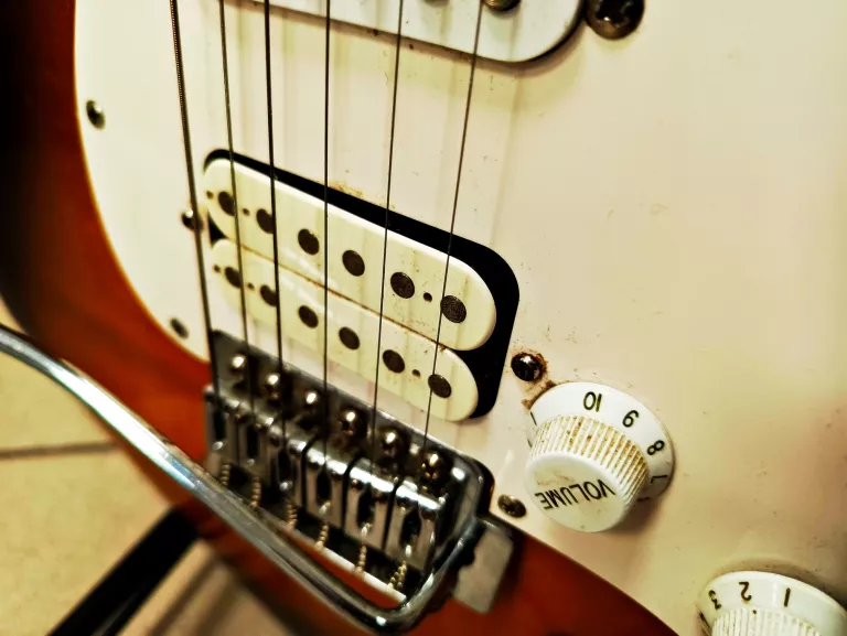 GITARA ELEKTRYCZNA FENDER SQUIER BULLET STRAT