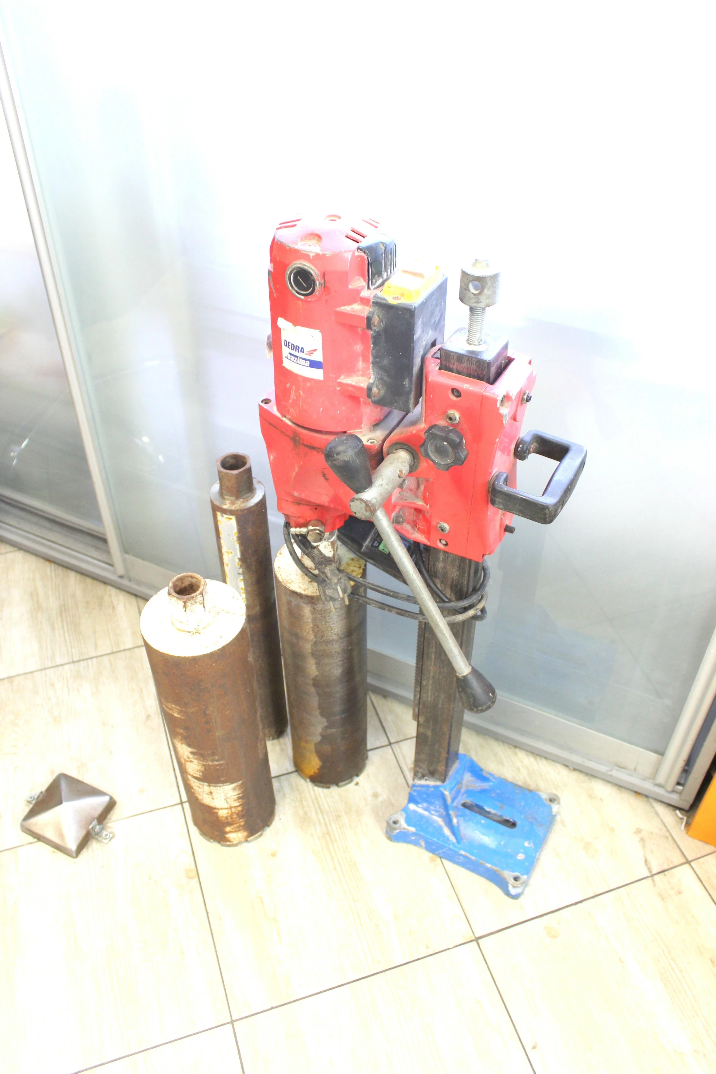 wiertnica-do-betonu-dedra-ded7622-3-koronki-stan-uzywany