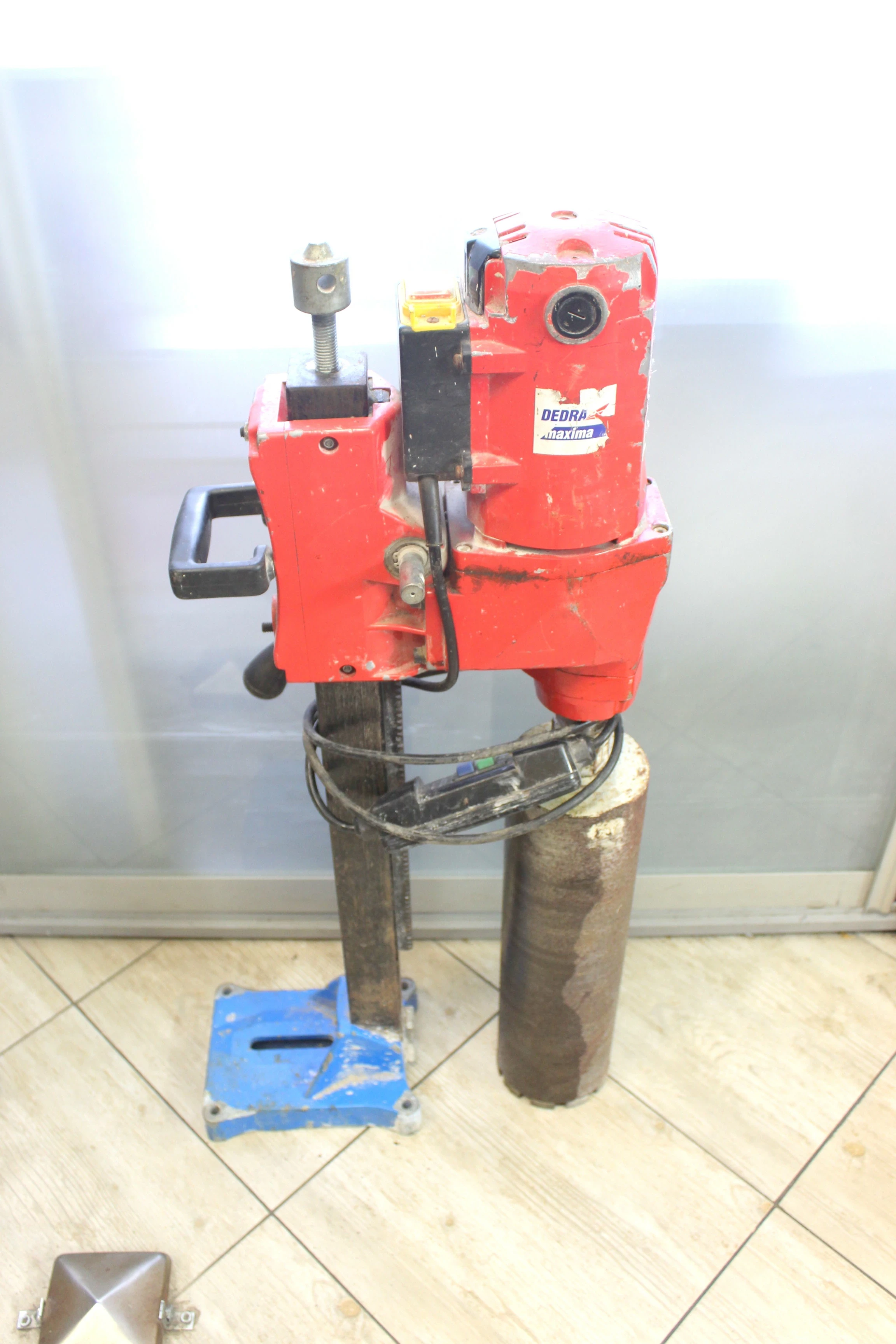 wiertnica-do-betonu-dedra-ded7622-3-koronki-zasilanie-elektryczne