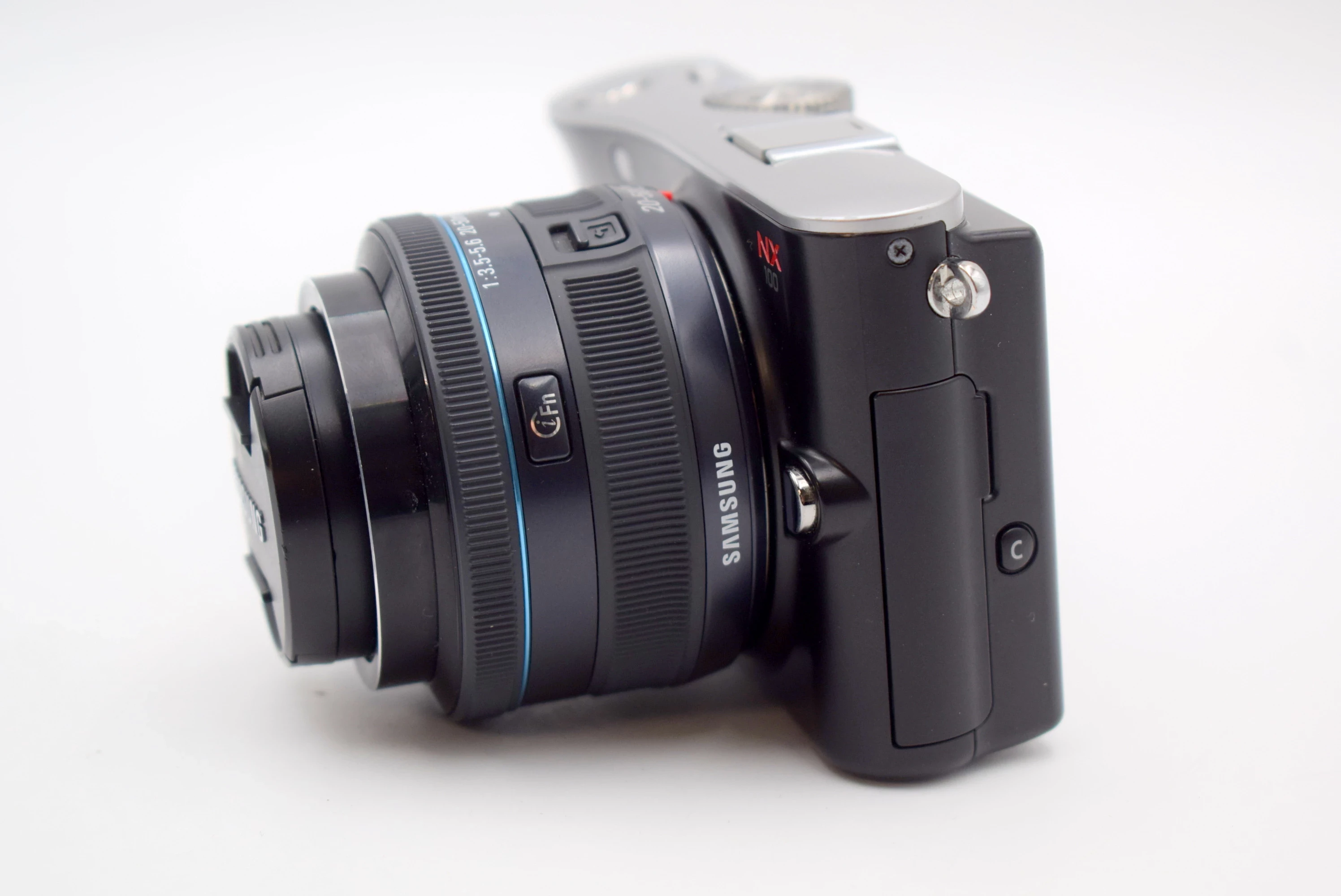 aparat-cyfrowy-samsung-nx100-obiektyw-torba-w-zestawie-korpus