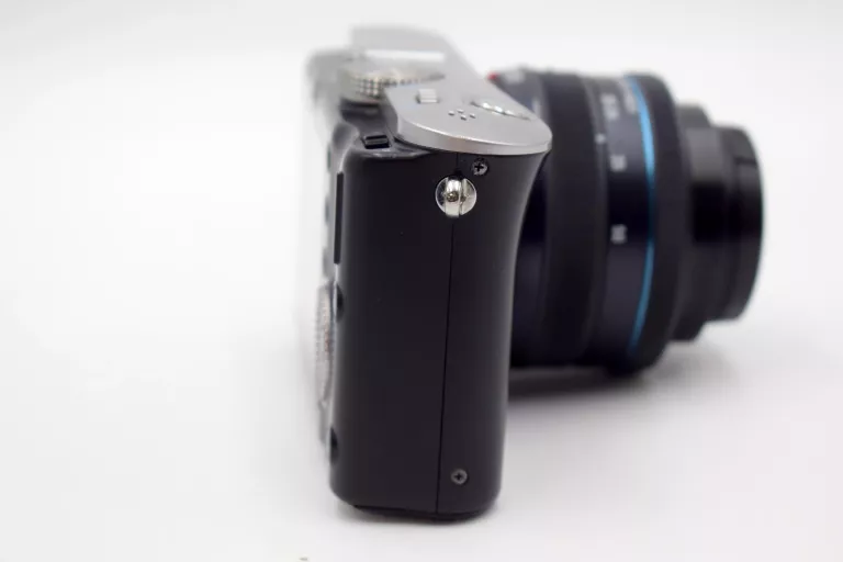 aparat-cyfrowy-samsung-nx100-obiektyw-torba-stan-uzywany