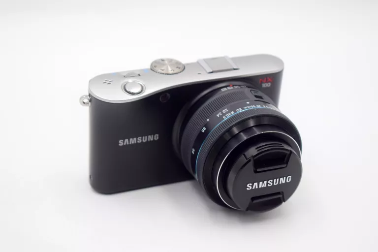 aparat-cyfrowy-samsung-nx100-obiektyw-torba-os-piastowskie-74a-poznan