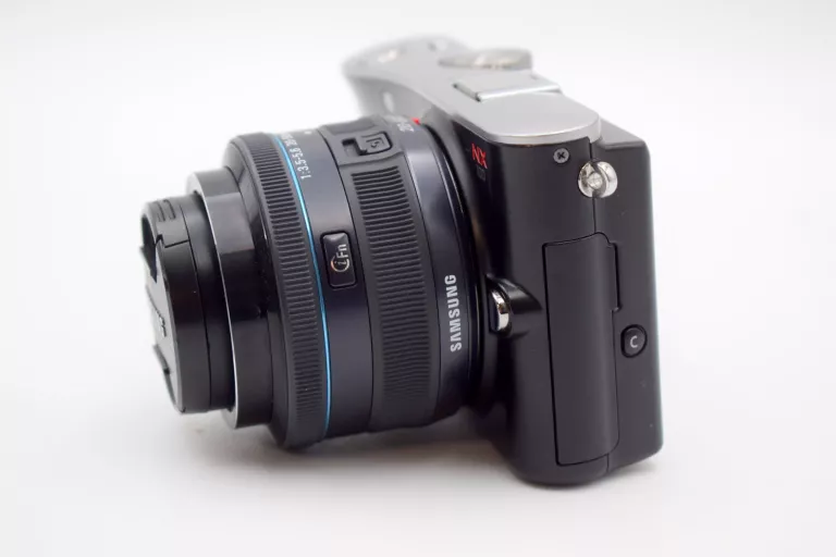 aparat-cyfrowy-samsung-nx100-obiektyw-torba-w-zestawie-korpus