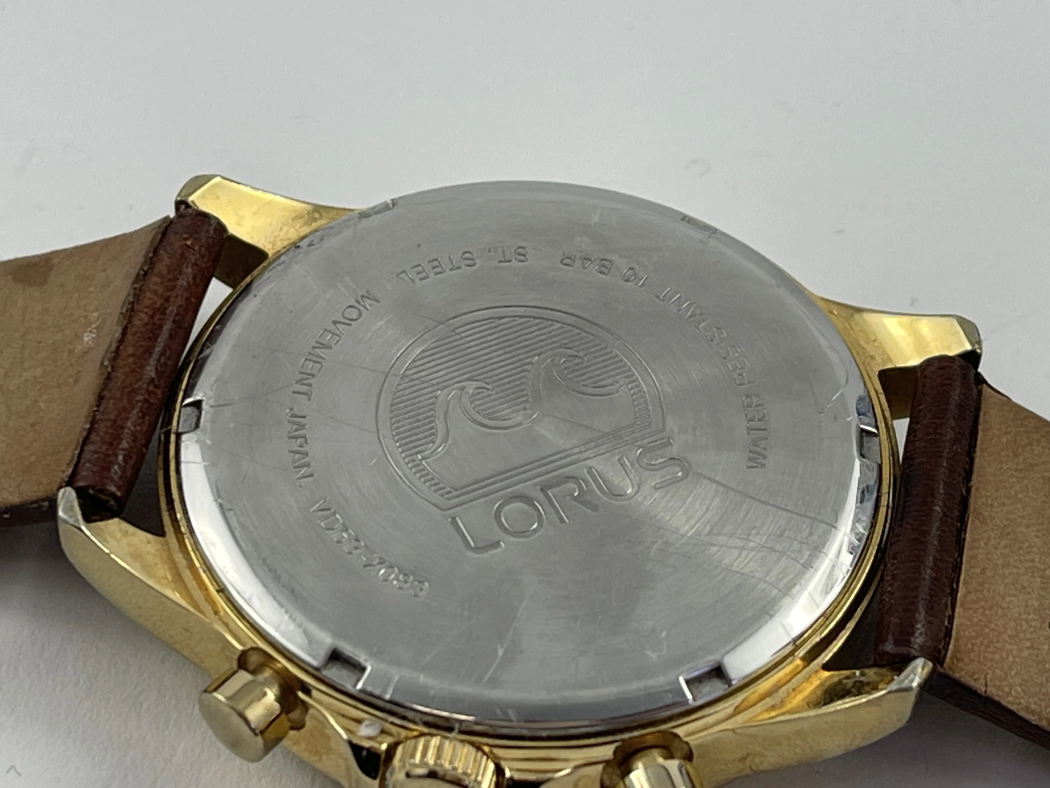 zegarek-lorus-vd53-x083-at-at-at-ksztalt-koperty-okragla