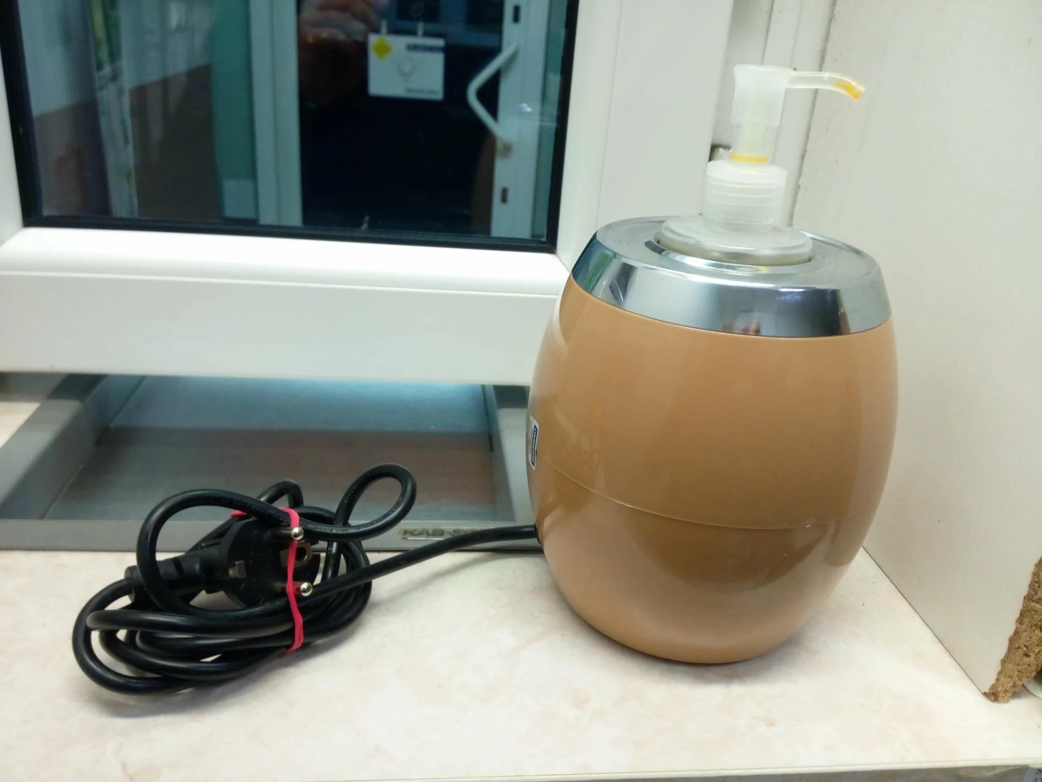 podgrzewacz-oleju-do-masazu-z-pojedyncza-butelka-stan-uzywany