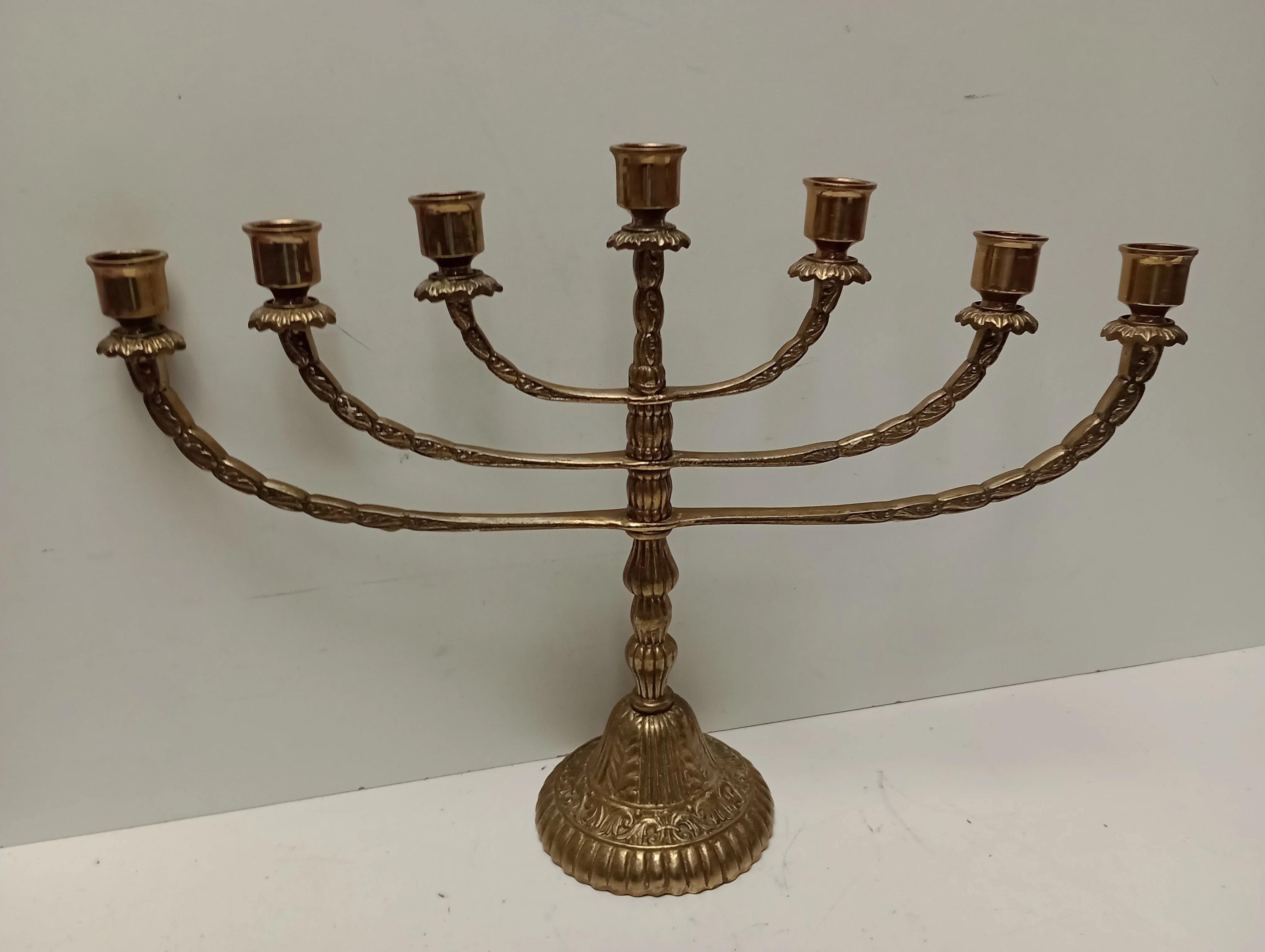 duzy-swiecznik-mosiezny-menora-osiedle-teatralne-3u15-krakow