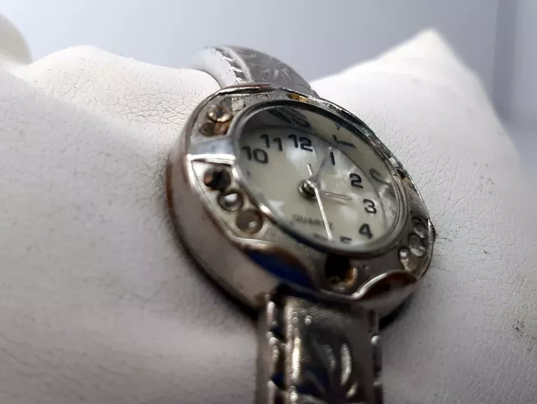 zegarek-damski-kwarcowy-maly-srebrny-typ-nareczny