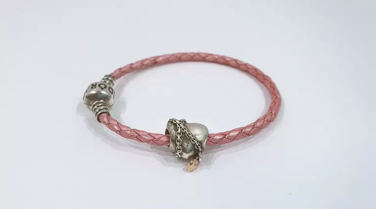 PANDORA MOMENTS BRANSOLETKA SKÓRZANA RÓŻOWA + CHARMS