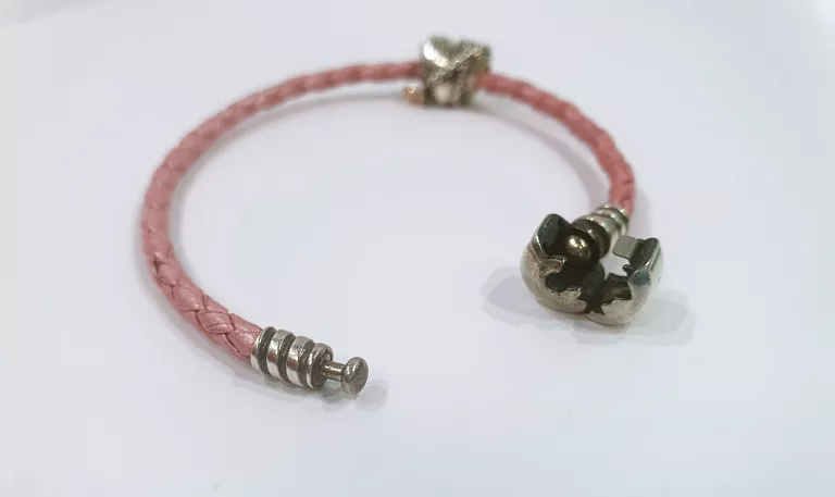 PANDORA MOMENTS BRANSOLETKA SKÓRZANA RÓŻOWA + CHARMS