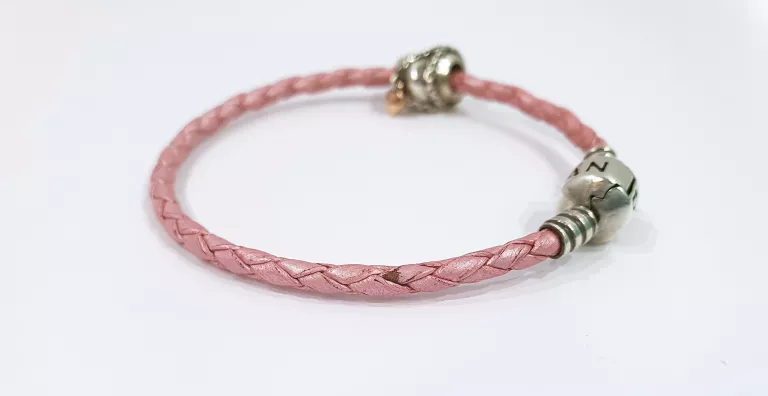 PANDORA MOMENTS BRANSOLETKA SKÓRZANA RÓŻOWA + CHARMS