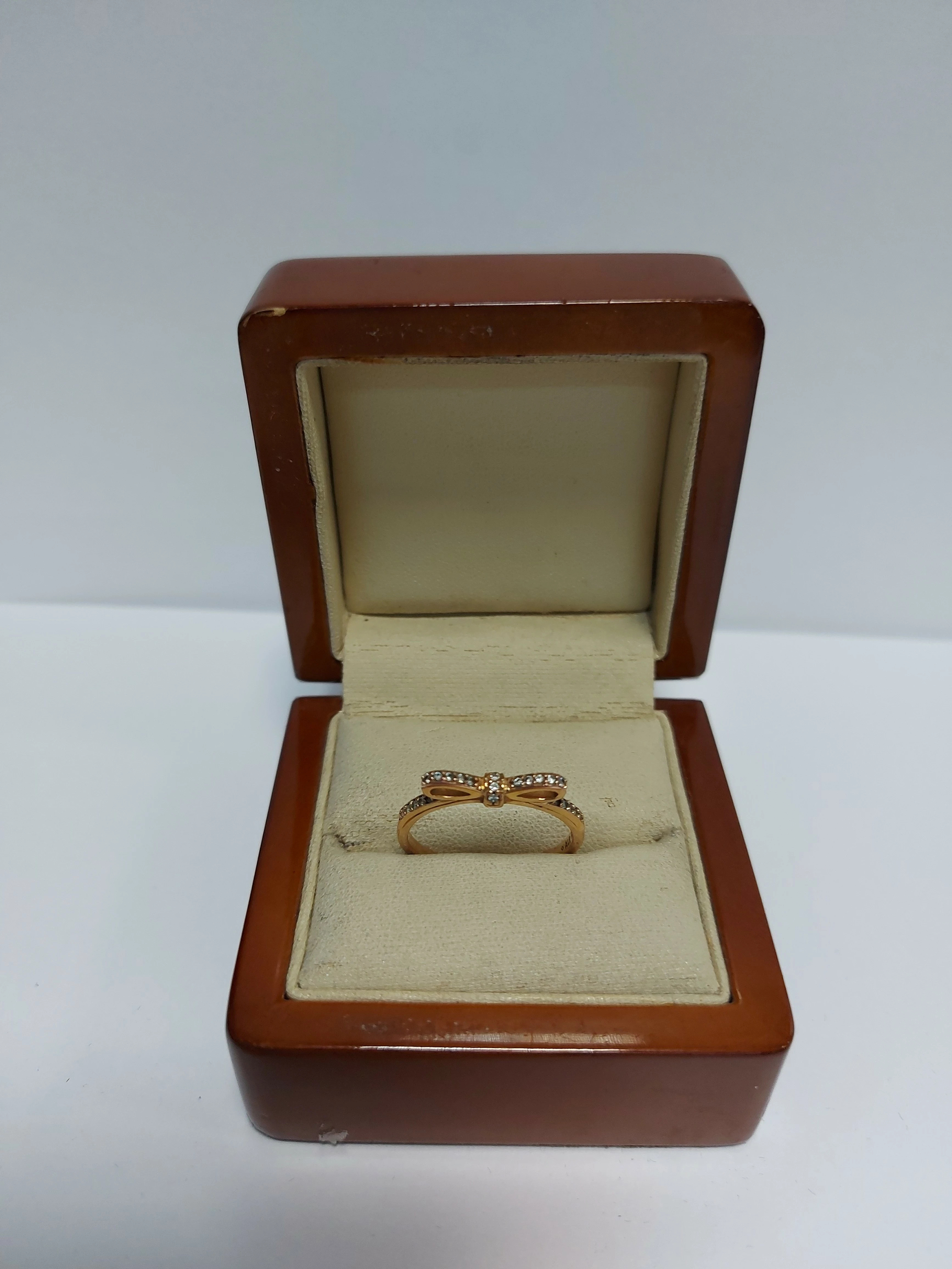 pierscionek-pandora-kokardka-213-gr-r21-stan-uzywany