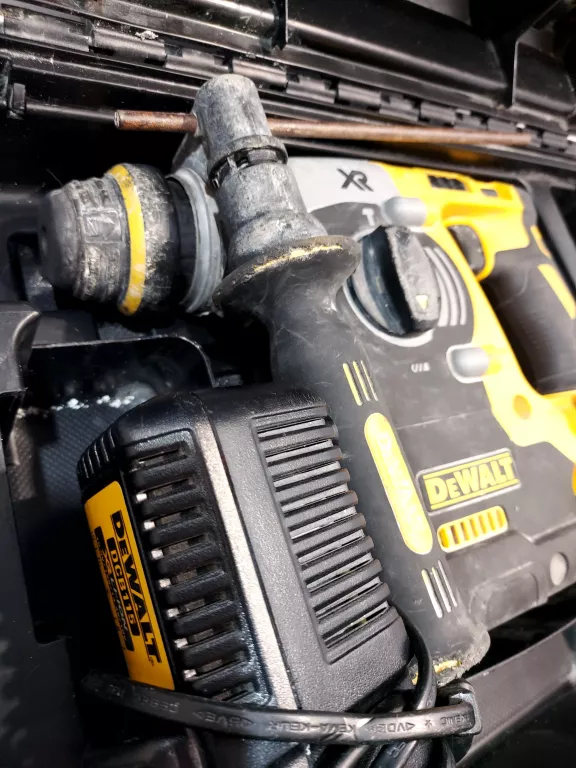 MŁOTOWIERTARKA DEWALT DCH273