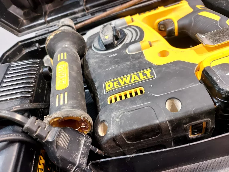 MŁOTOWIERTARKA DEWALT DCH273