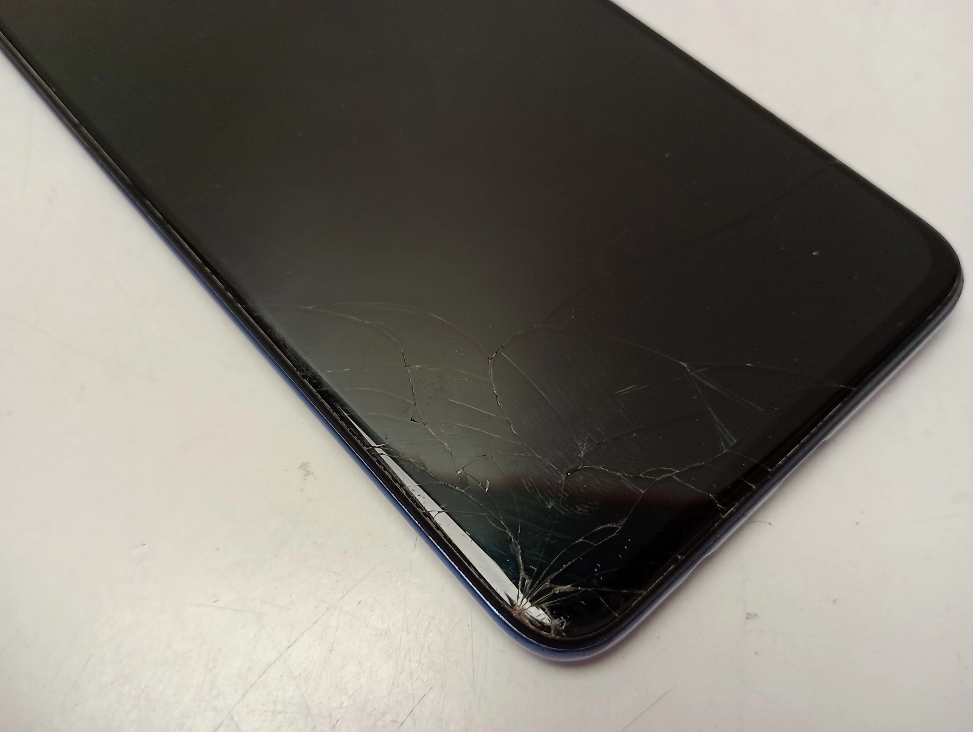 telefon-samsung-galaxy-a70-pekniety-ekran-pamiec-ram-6-gb