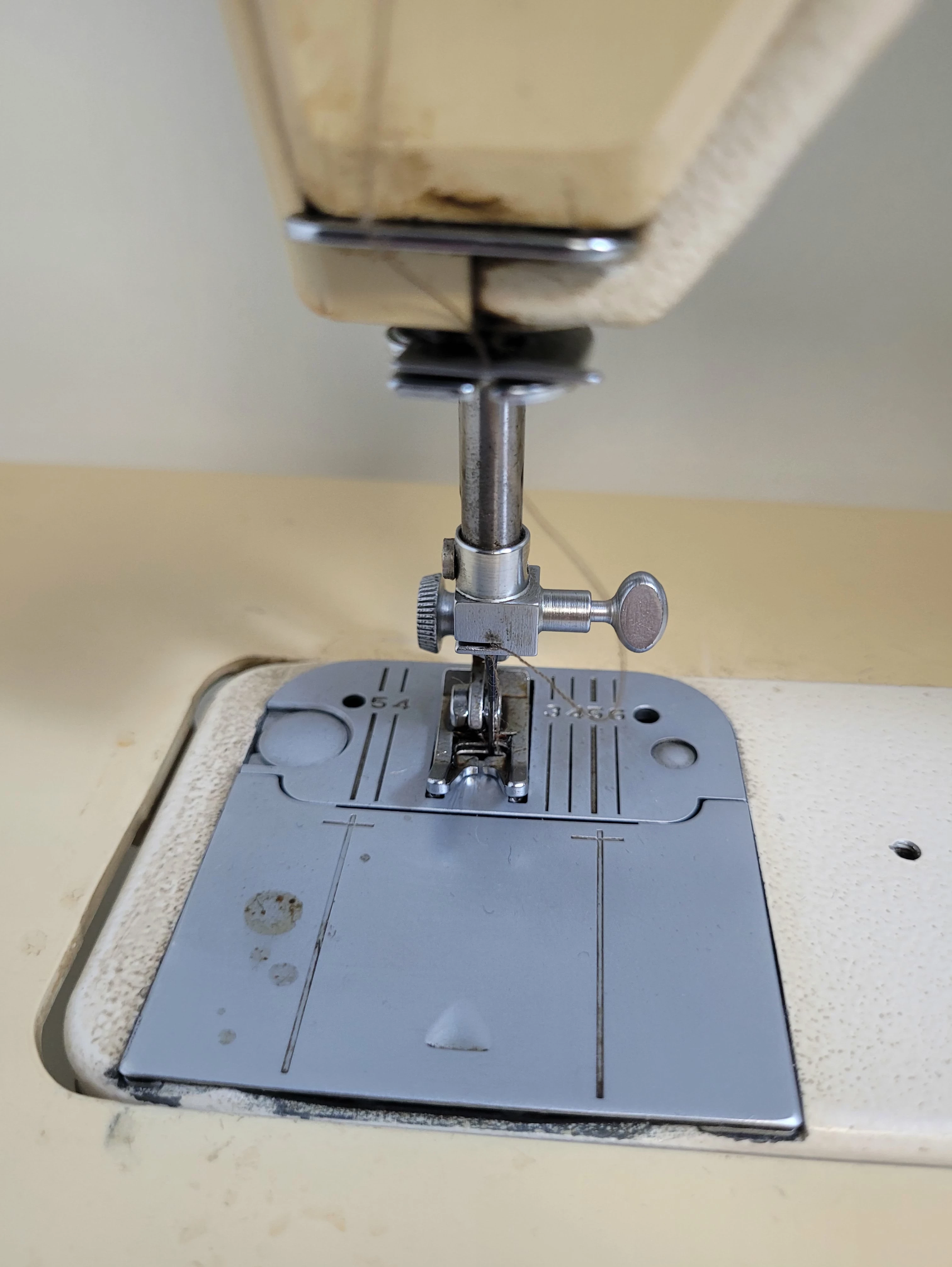 maszyna-do-szycia-lucznik-877-wartookazja-kolor-dominujacy-bialy