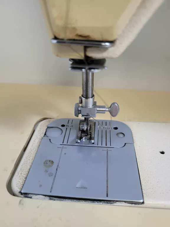 maszyna-do-szycia-lucznik-877-wartookazja-kolor-dominujacy-bialy