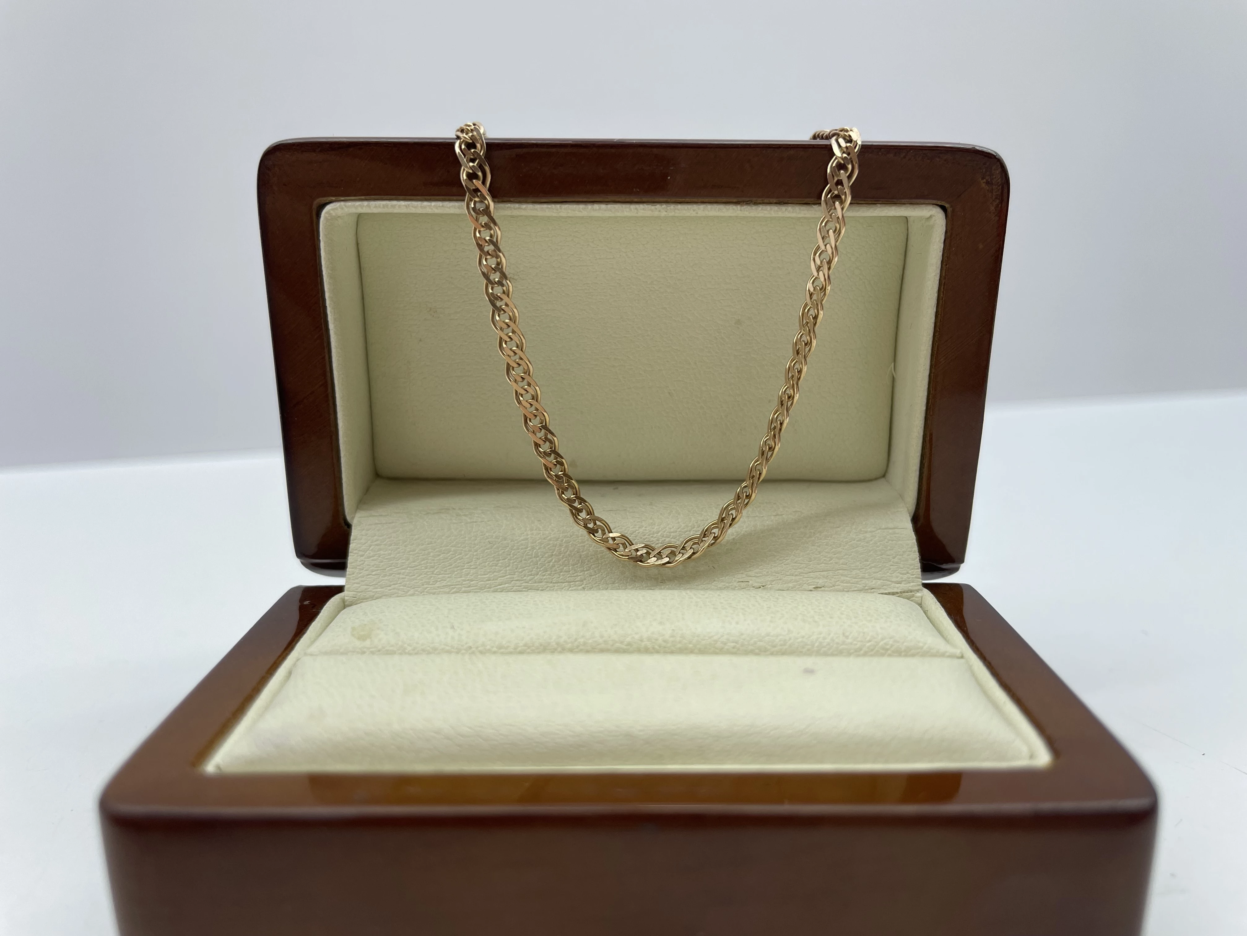 piekny-zloty-lancuszek-kolegialna-33-plock