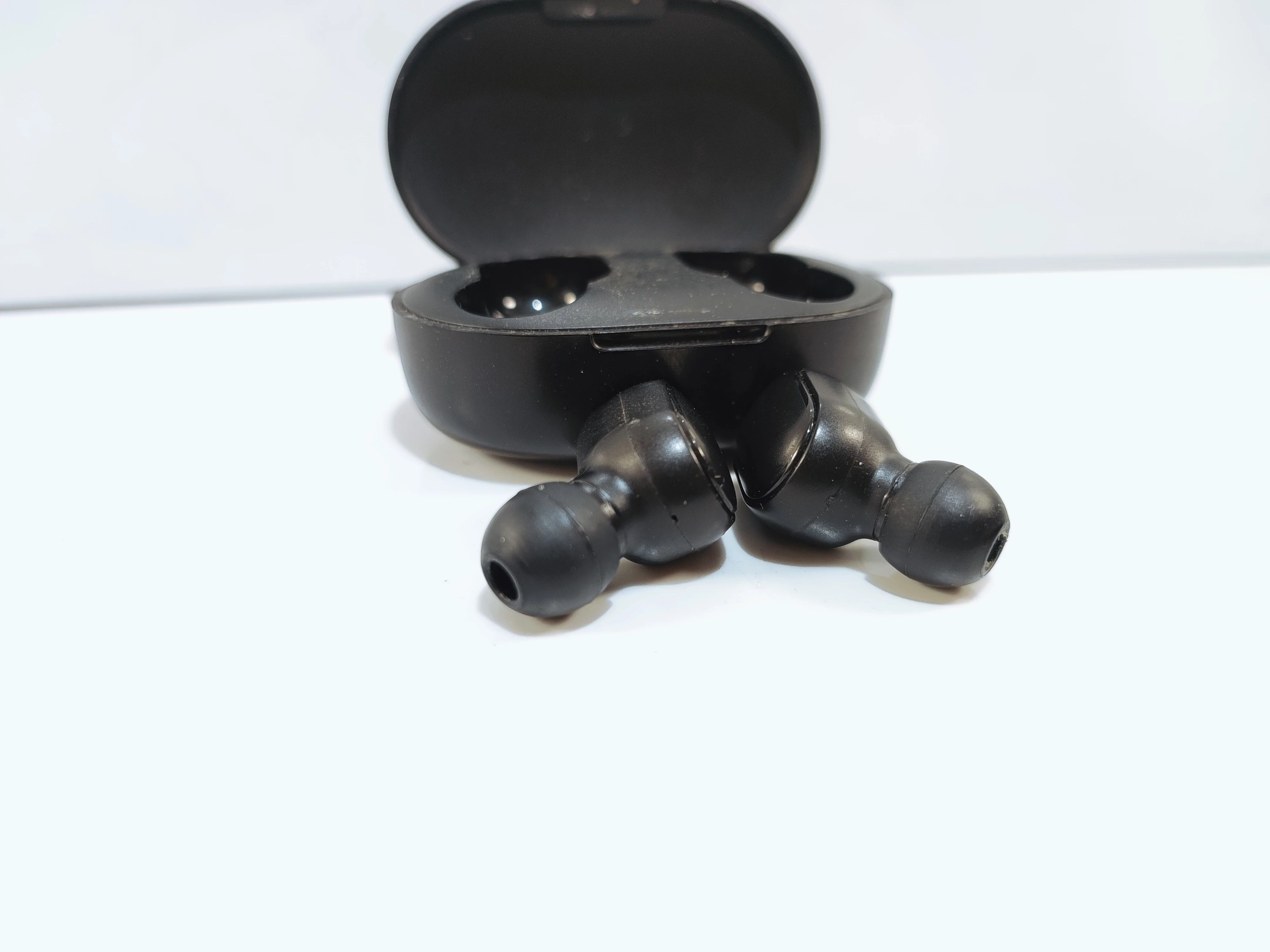 sluchawki-bezprzewodowe-xiaomi-mi-true-wireless-earbuds-basic-2-transmisja-sygnalu-bluetooth