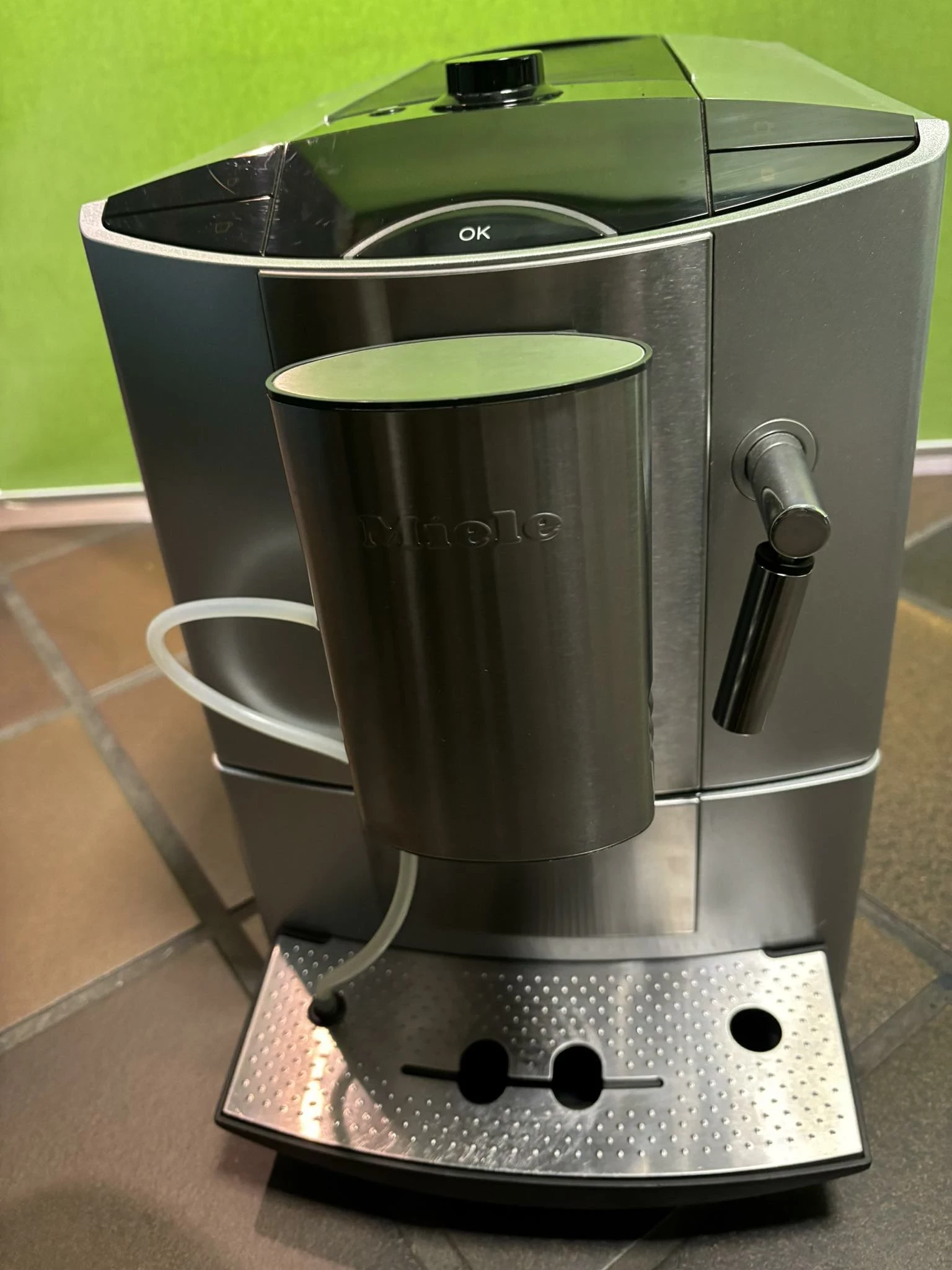 ekspres-cisnieniowy-do-kawy-miele-cm-5200-at-warto-at-at-okazja-at-marka-miele